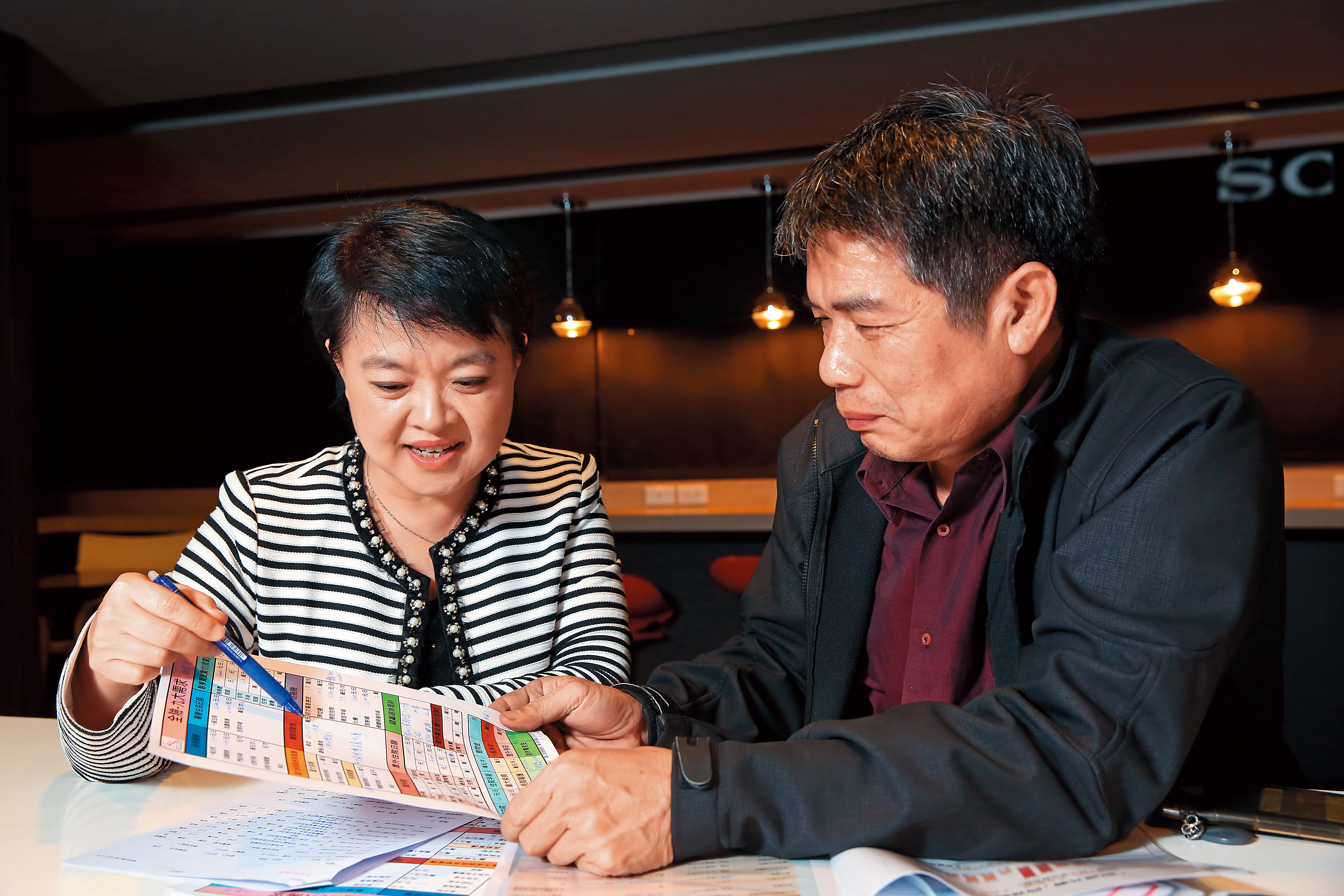 50歲單身的許先生（右），投保的失能險為還本型，在專家建議下，轉為保障型，保費驟降一半。