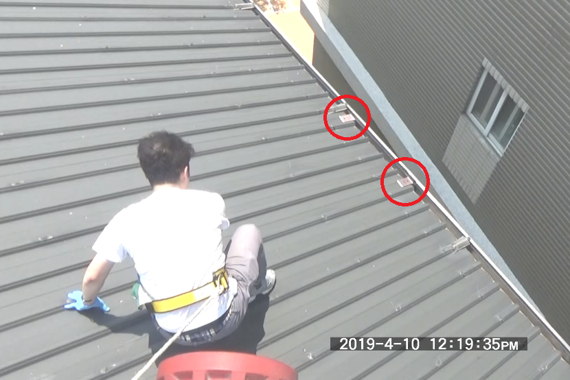 警方冒險上屋頂拿取證物。(警方提供)