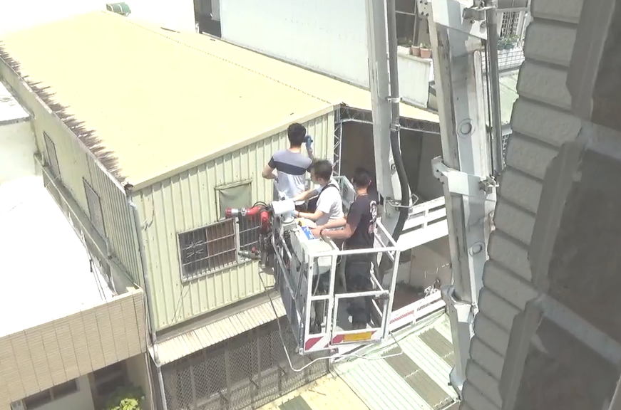 警方乘坐雲梯車上屋頂。（警方提供）