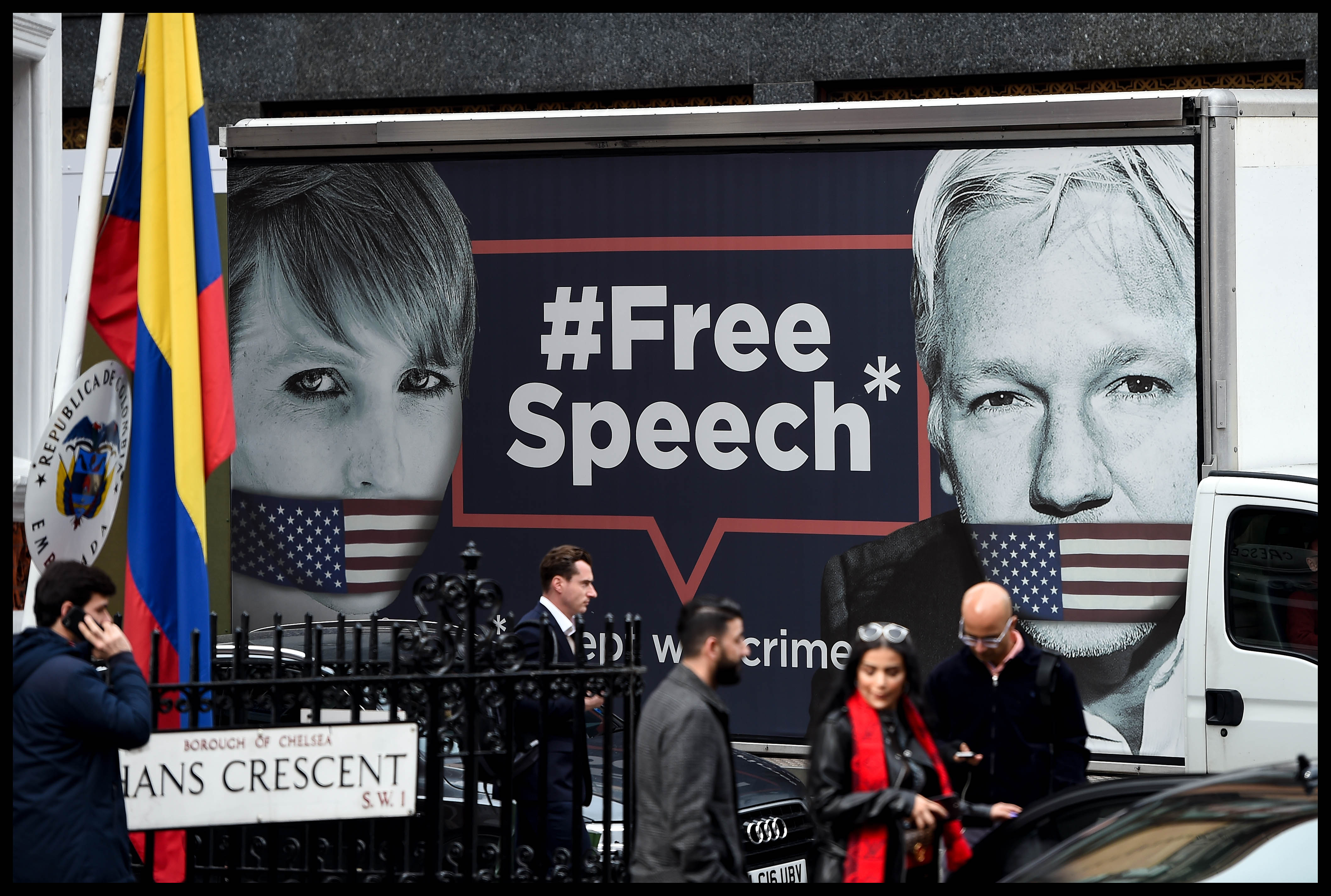 2019年4月5日，英國倫敦，張貼聲援亞桑傑和洩漏美國機密檔案的曼寧海報的卡車行經厄瓜多駐英國大使館。（東方IC） 