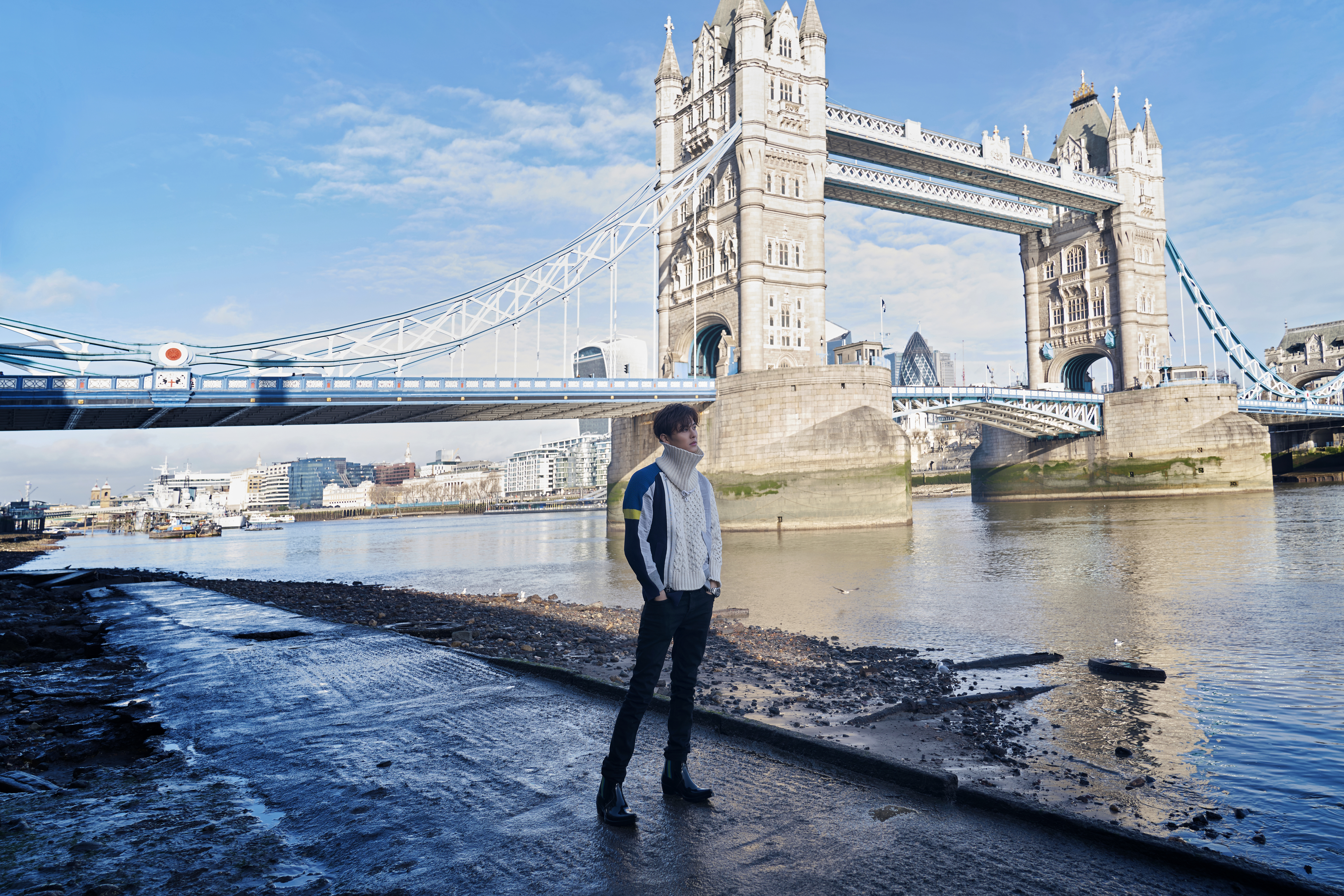 王子從小就嚮往前往英國留學，此次新書與MV選擇倫敦為拍攝地，還在倫敦塔橋前留影。（華研唱片提供）