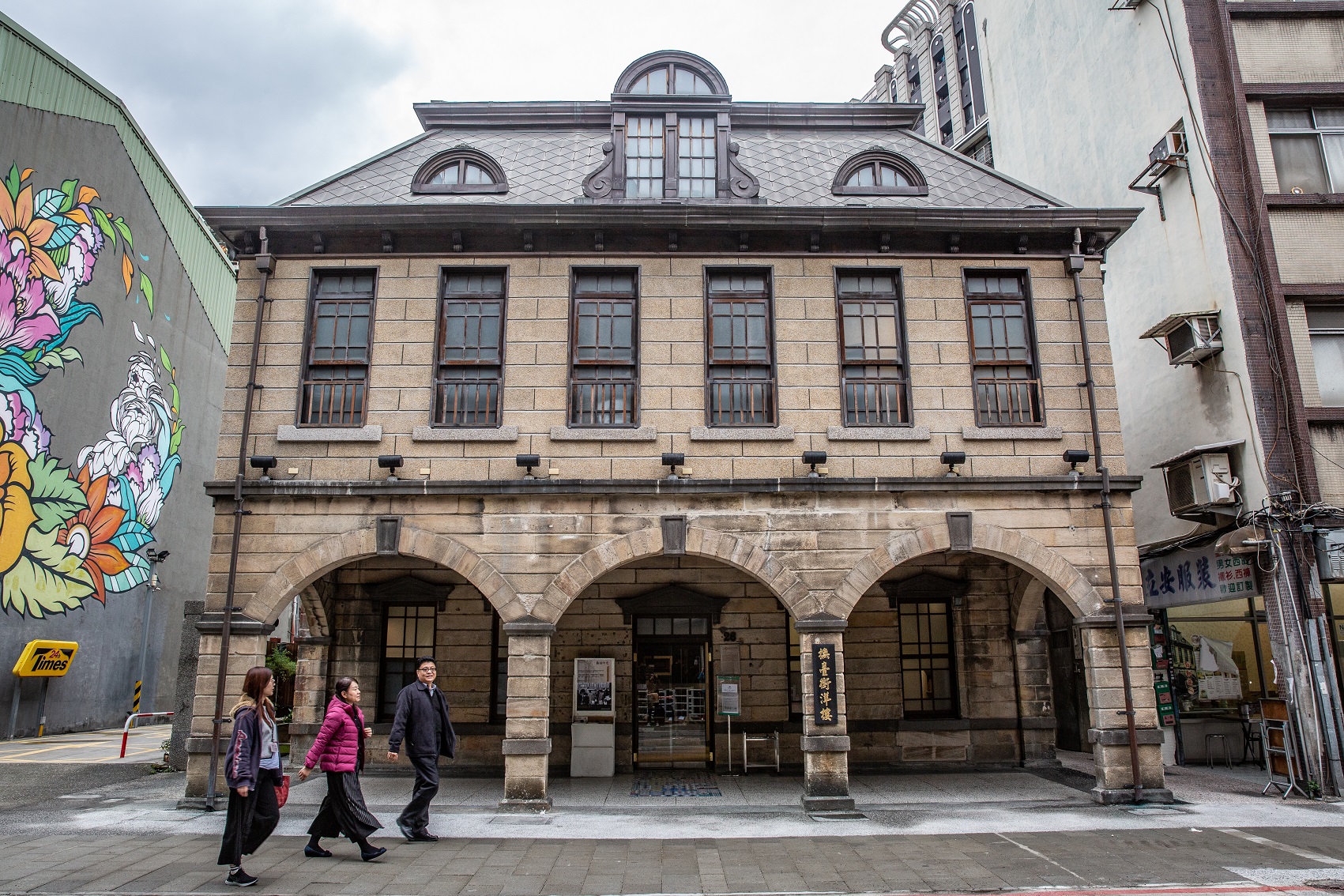 和一般連棟式街屋不同，「撫臺街洋樓」是日治時期獨棟式洋式店鋪。