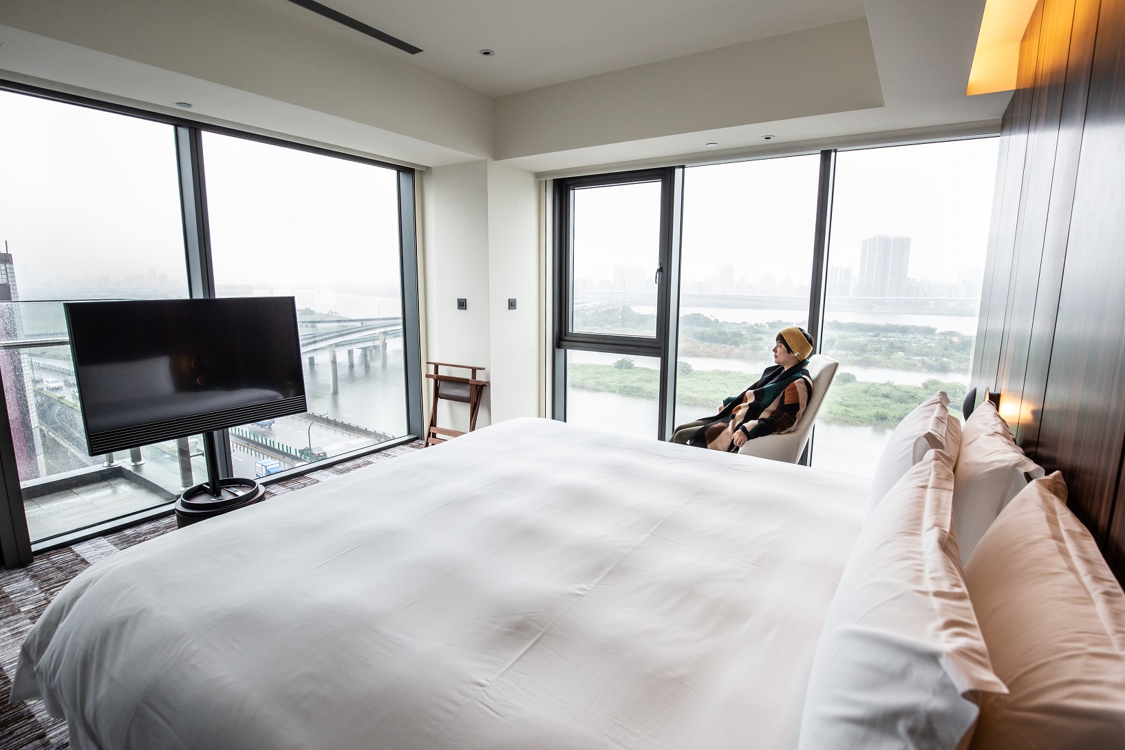 進入房間，眼前淡水河景觀全收眼底。