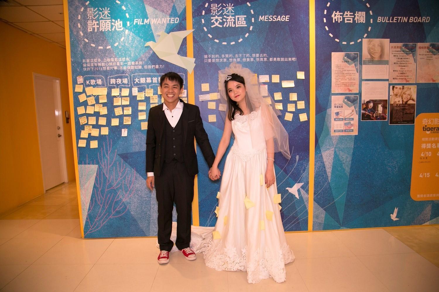 因金馬影迷交流區而相識相戀步入禮堂的觀眾,主動扮演《洛基恐怖秀》的開場新郎新娘 。(金馬執委會提供)