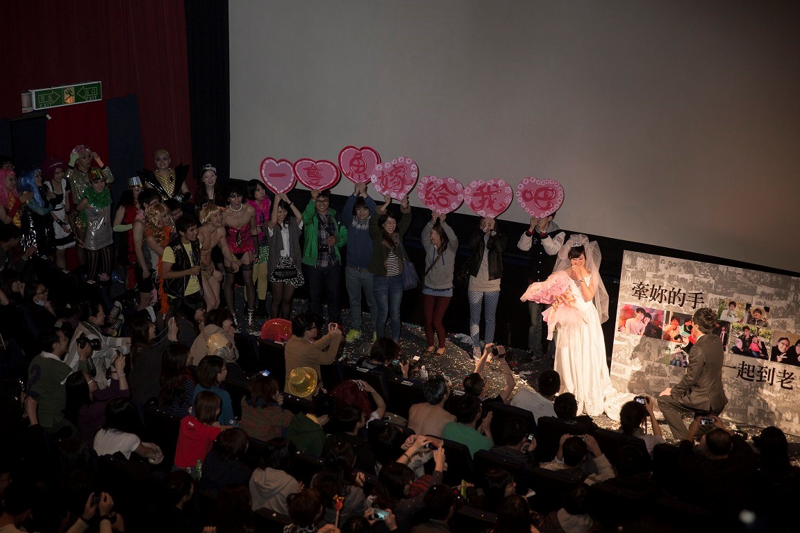 金馬奇幻影展《洛基恐怖秀》放映後上演驚喜求婚橋段。（金馬執委會提供）