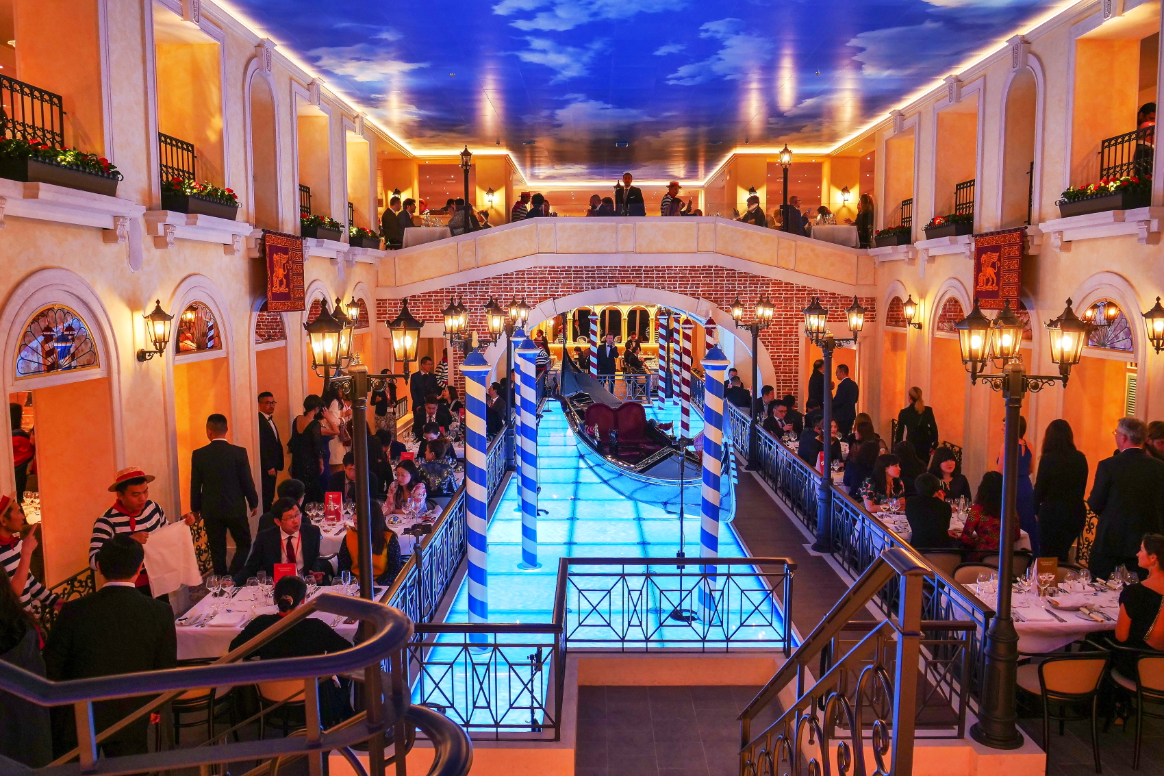 復刻水都風光的「大運河餐廳」，將1：1版本的貢多拉搬上郵輪。