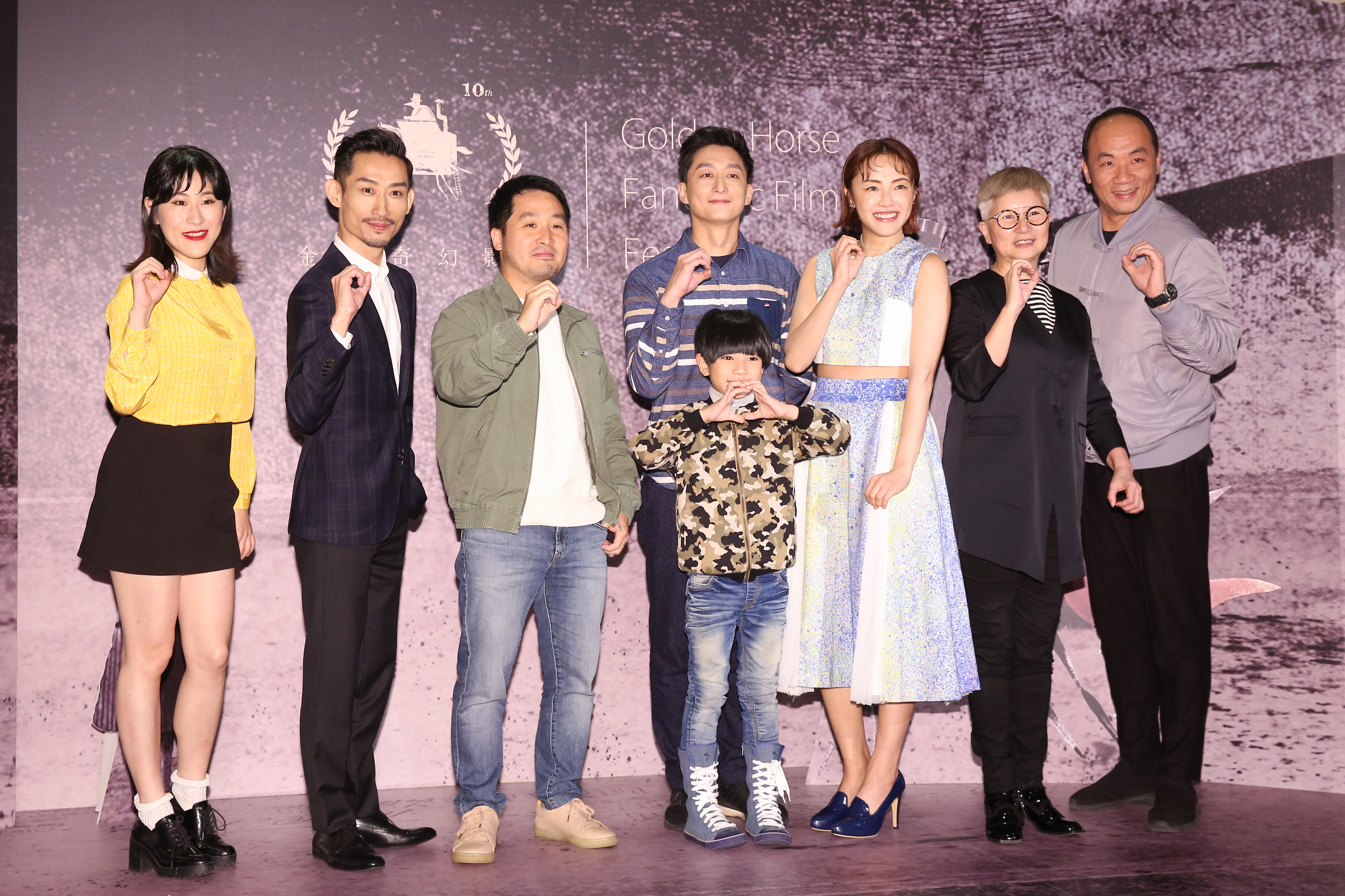 因為《大體臨門》片中的豪宅,破了一個洞,所以大家就比出破洞的手勢。白靜宜(左起)、陳竹昇、導演李中、柯宇綸、謝岩希、張允曦、監製李烈、王自強。