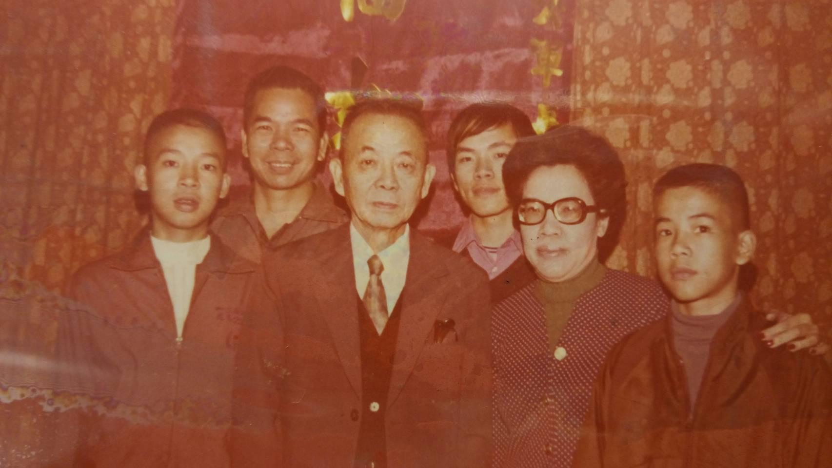 父親勞冠英（左3）是抗日名將，勞開陸（右3）謹記父親的身教言教，在面對挫折時也不輕易放棄。（勞開陸提供）