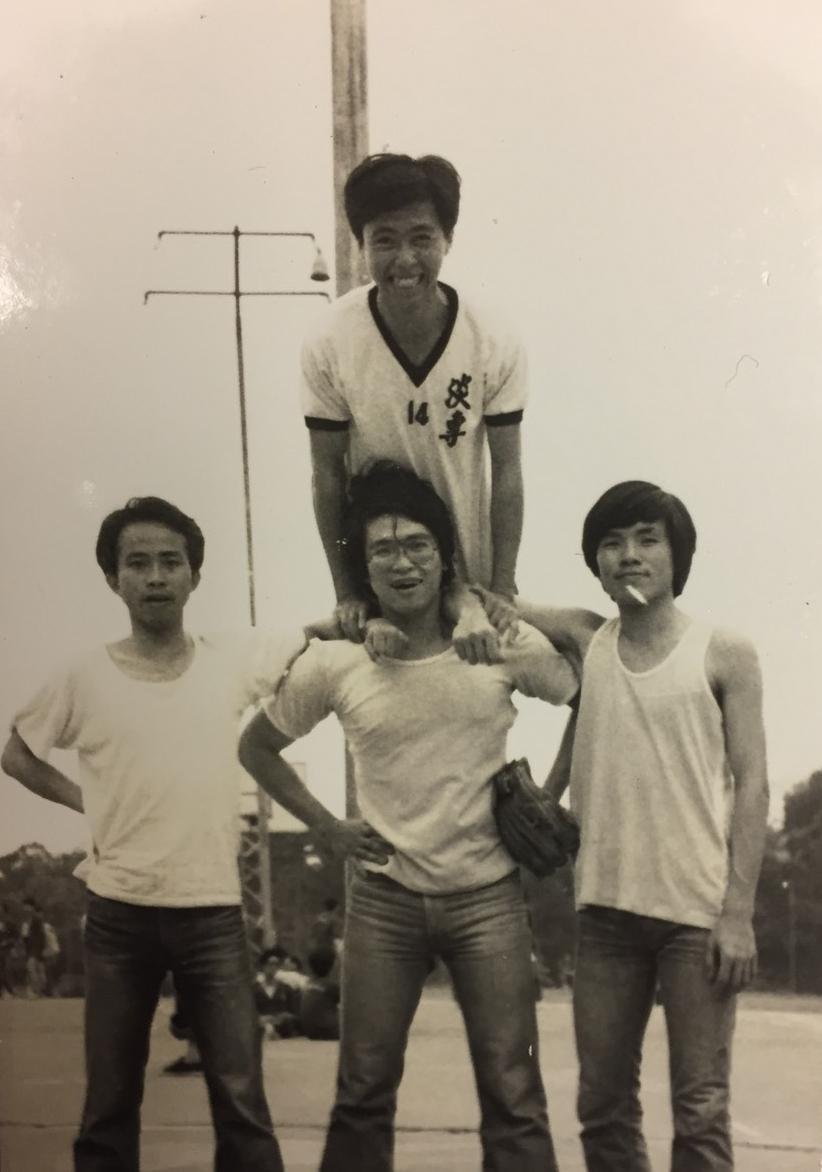 勞開陸(右一)三專念淡水工商管理專科學校國際貿易科,畢業後學以致用。(勞開陸提供)