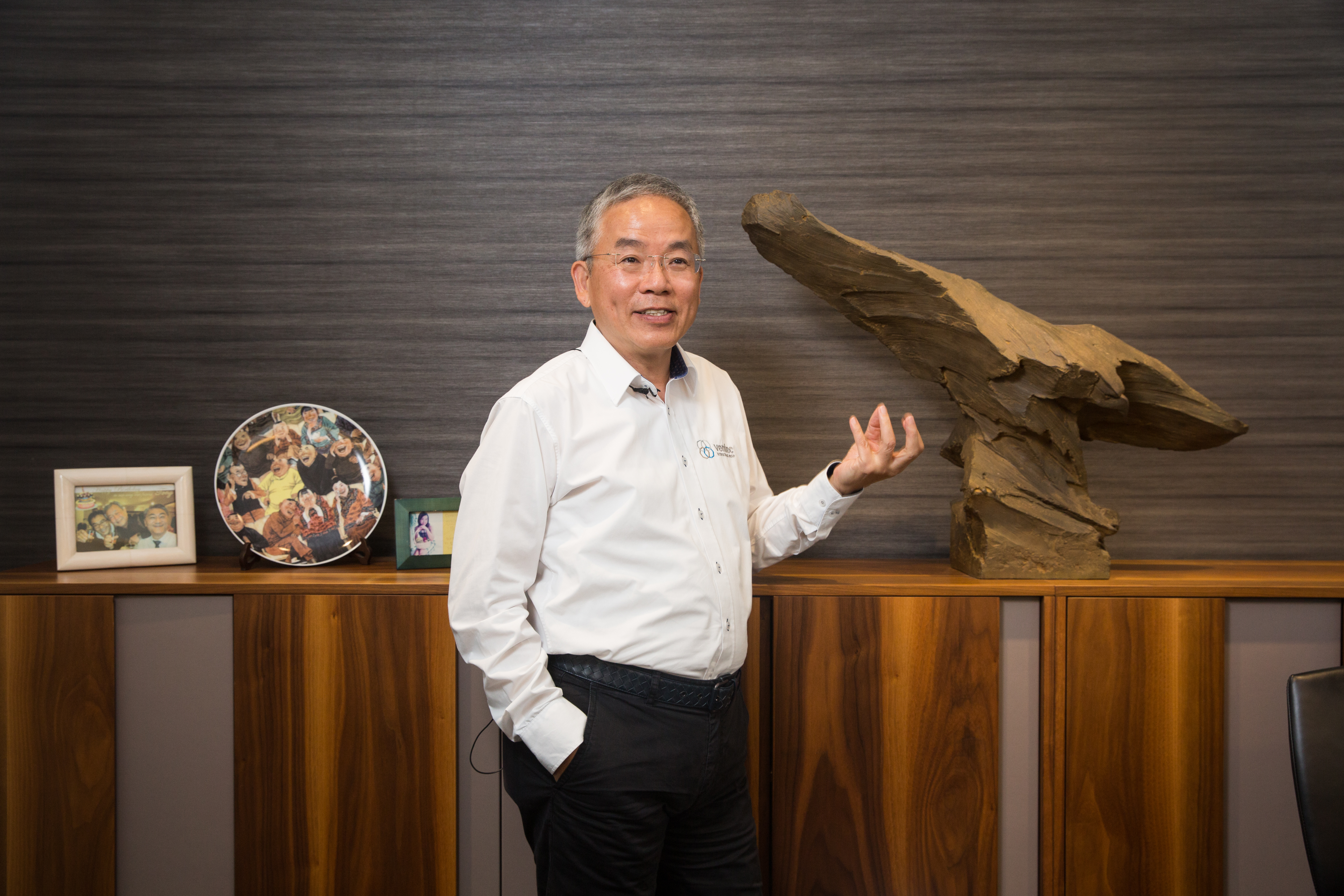 勞開陸創立佳海國際貿易，用居安思危心情，一步一腳印打造32年穩賺勝績。