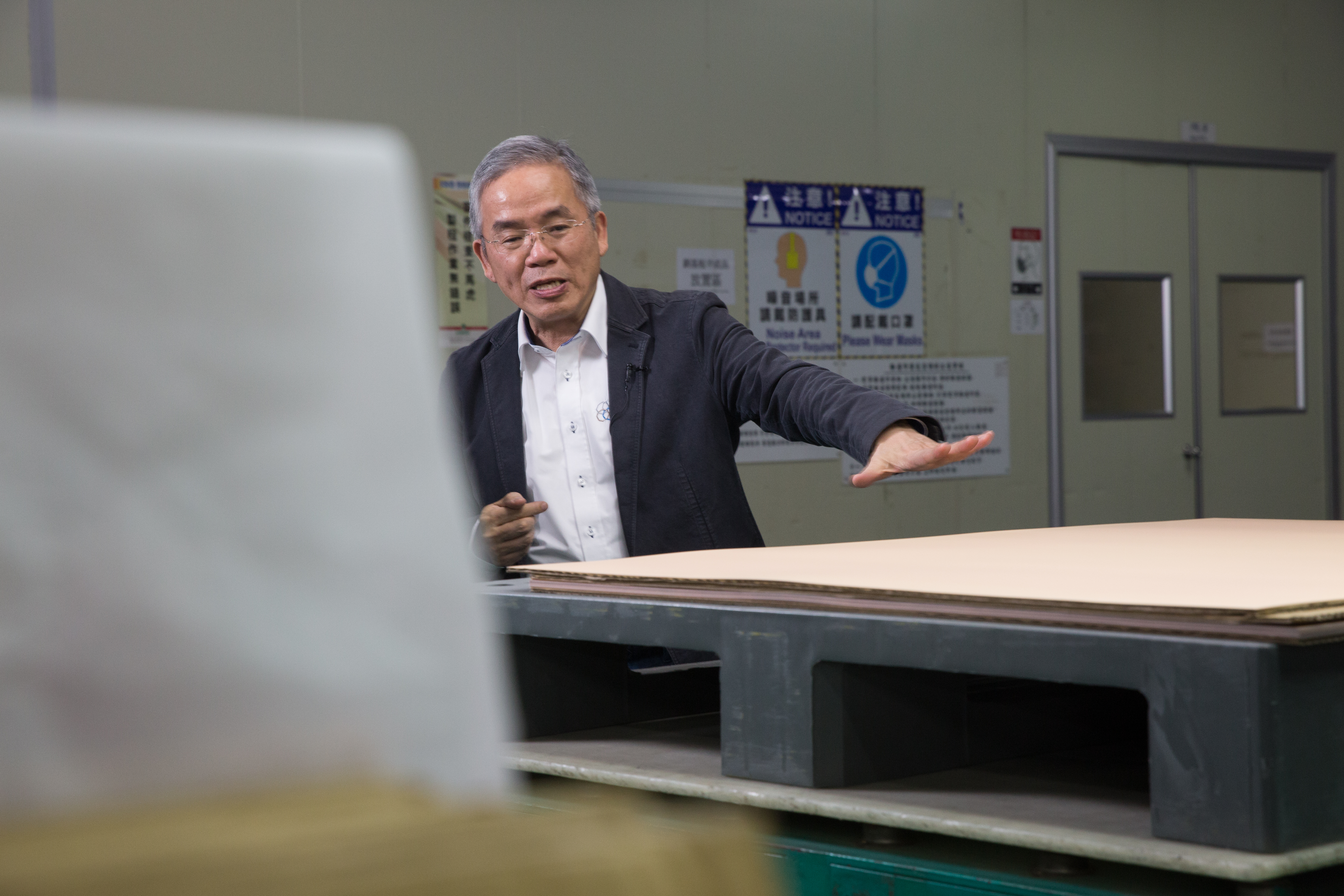 勞開陸率領騰輝電子轉型，從消費性電子產品CCL供應鏈，轉切入軍工航太、汽車5G等高階應用領域，提升產品毛利率。