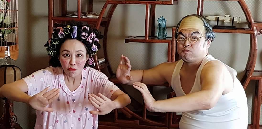 王湧扮演「火雲邪神」和許聖梅「對打」，笑翻所有工作人員。（翻攝自許聖梅臉書）