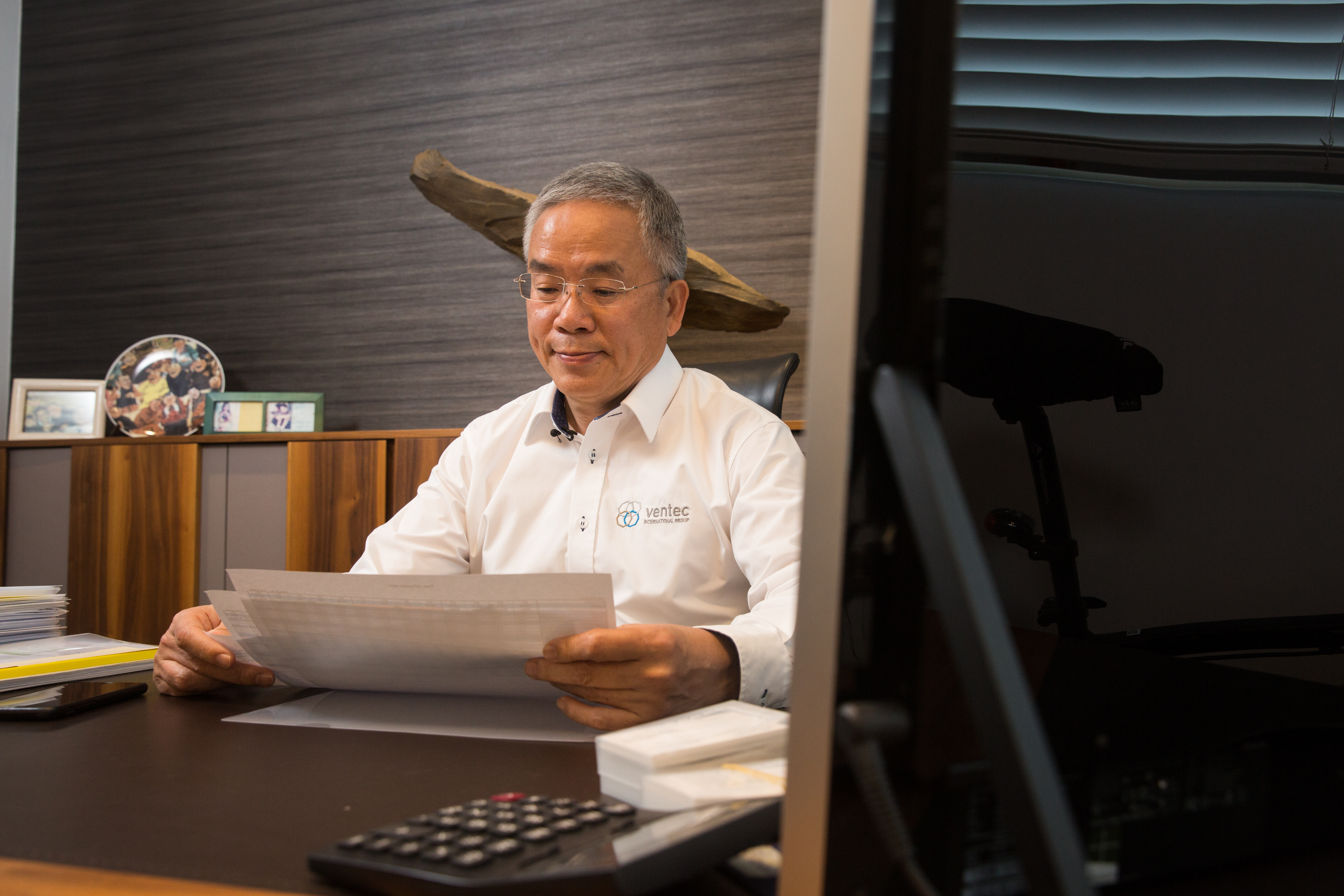 當老闆原本不是勞開陸的人生志業，他自嘲是為時勢所逼。