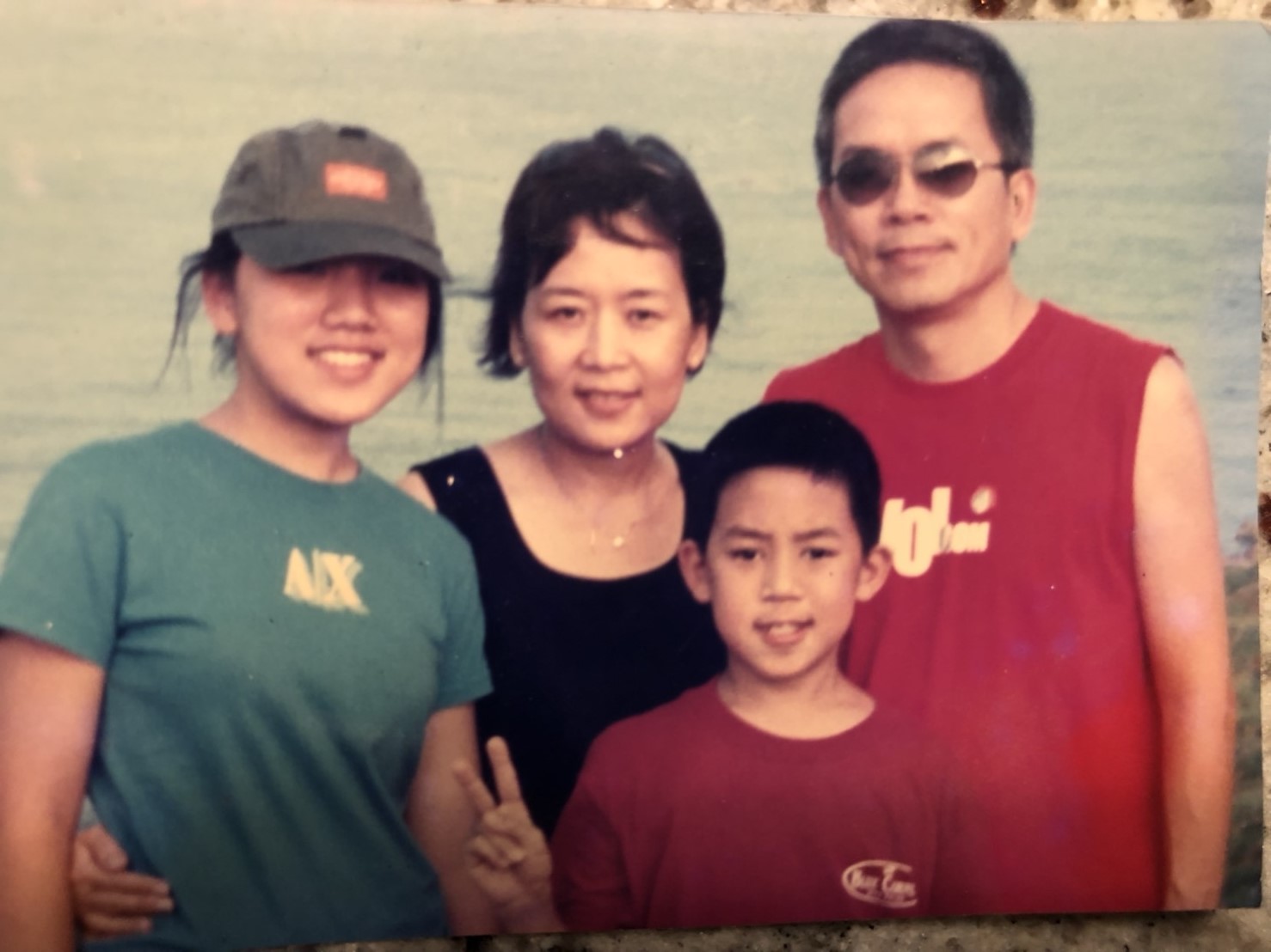勞開陸(右一)曾在全台最大電子貿易公司任職,甚至擔任公司股東,成家立業的他因憂心公司財務槓桿玩過頭,毅然決然放棄千萬年薪待遇,重頭做起。(勞開陸提供)