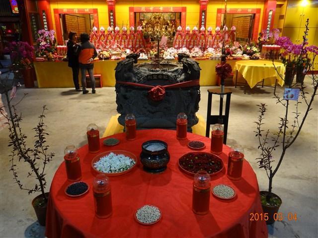 葉嫌開設的龍安聖殿香火鼎盛，吸引許多信眾前往參拜。（翻攝網路）