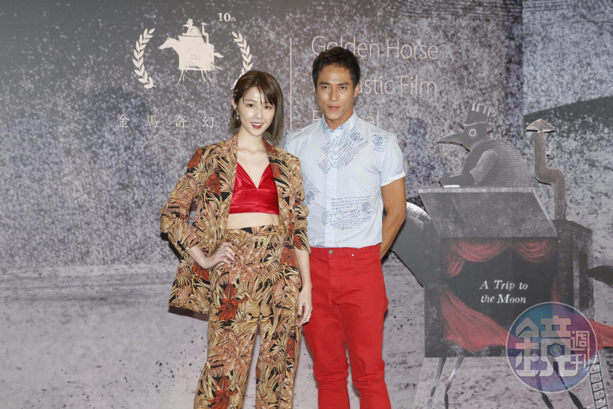 《緝魔》在金馬奇幻影展放映的「dress code」是紅色，邵雨薇（左）很配合穿著紅色的Bra，莊凱勛則是紅色長褲。