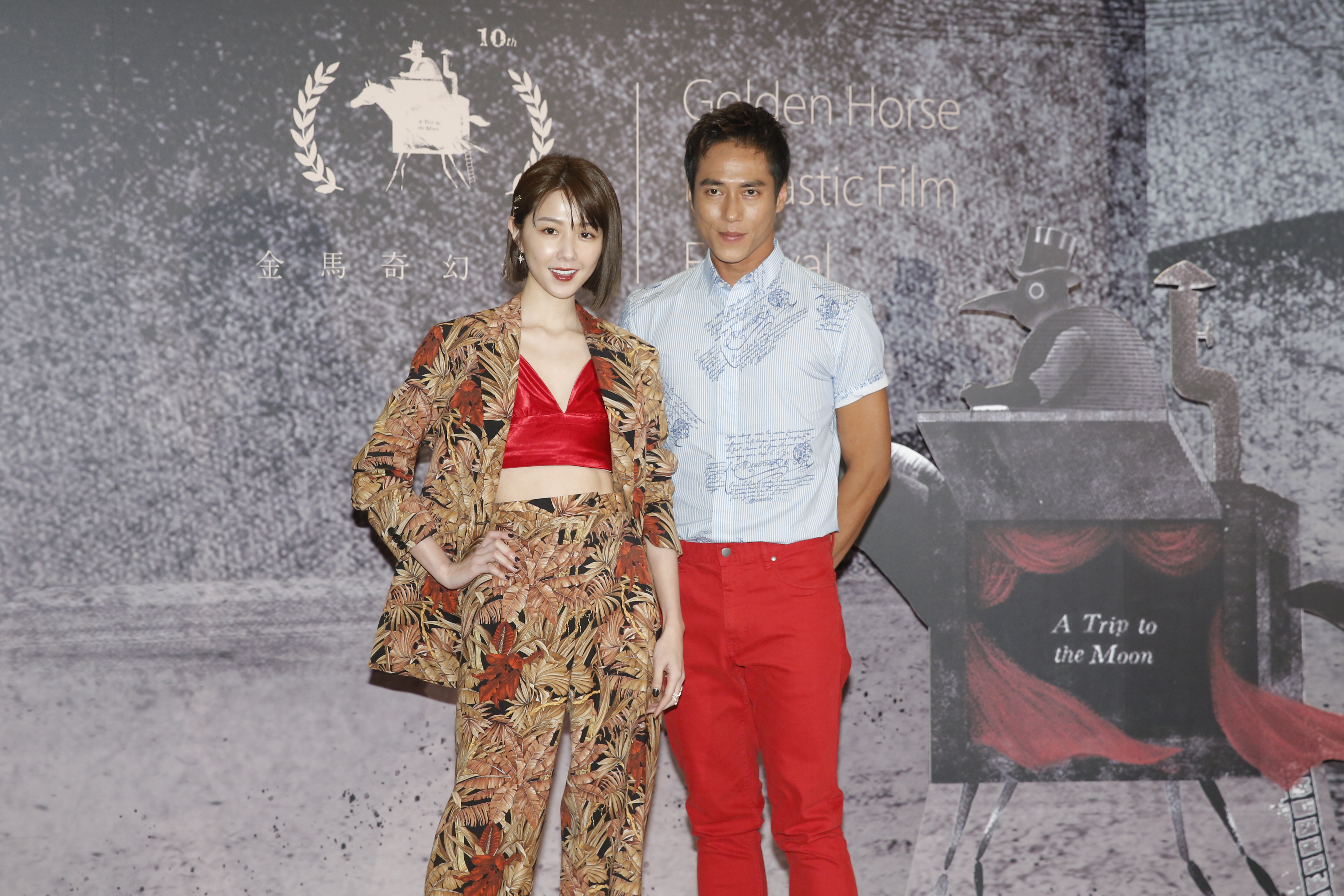 《緝魔》在金馬奇幻影展放映的「dress code」是紅色，邵雨薇（左）很配合穿著紅色的Bra，莊凱勛則是紅色長褲。