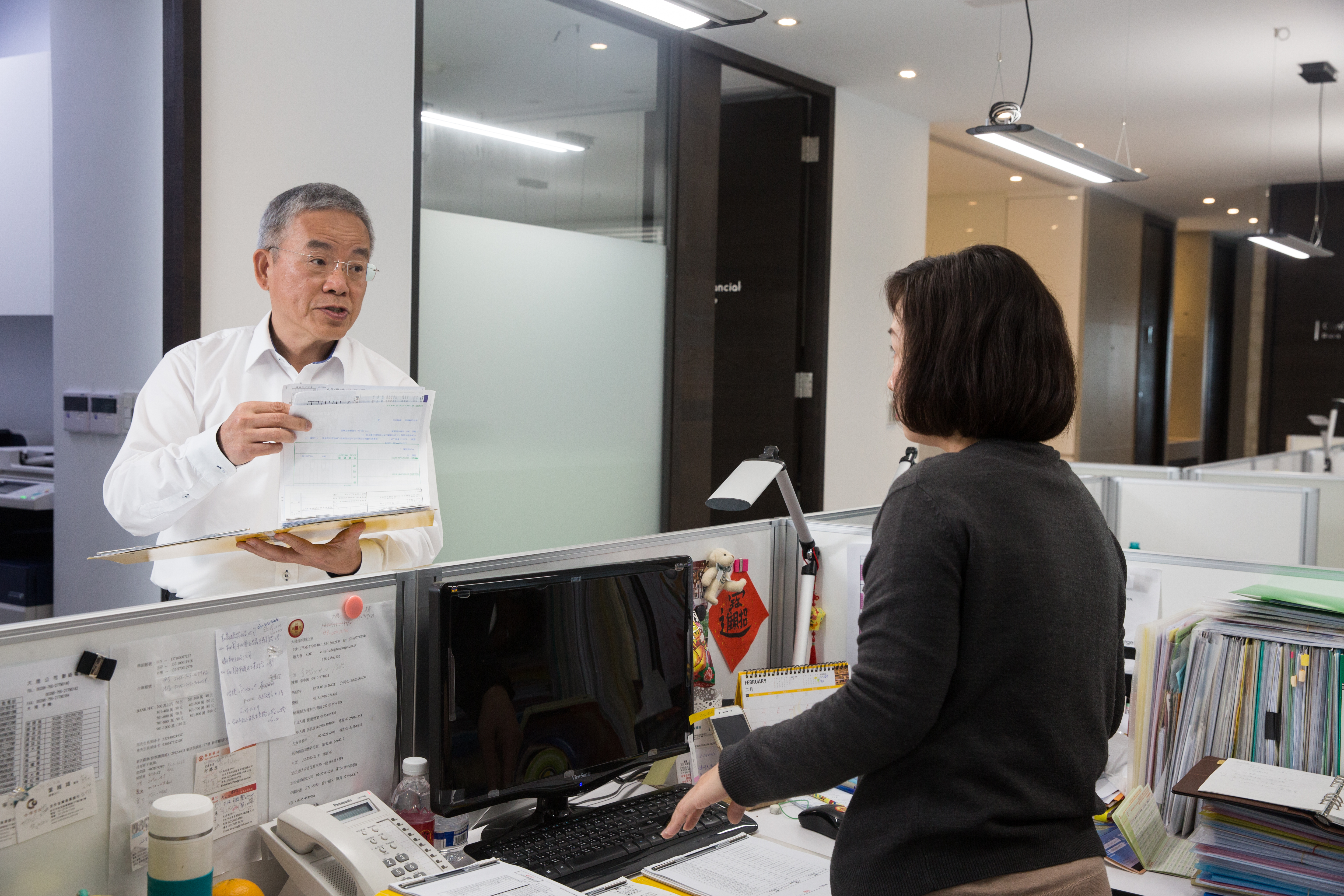 勞開陸（左）重視財報數字，視為企業經營的驗證成績單。