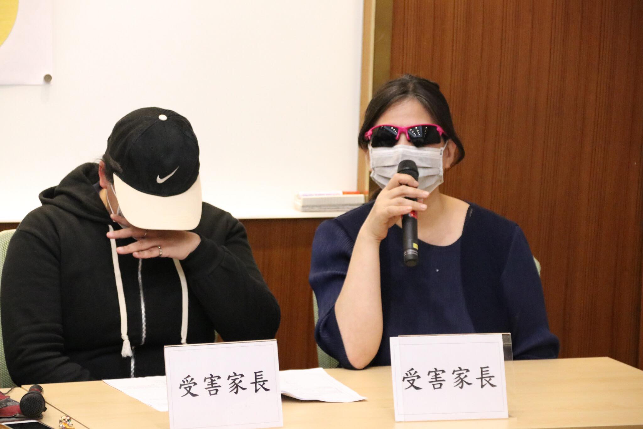 2名受害學生家長，痛批老師不適任，學校也冷處理。（翻攝自吳思瑤臉書）