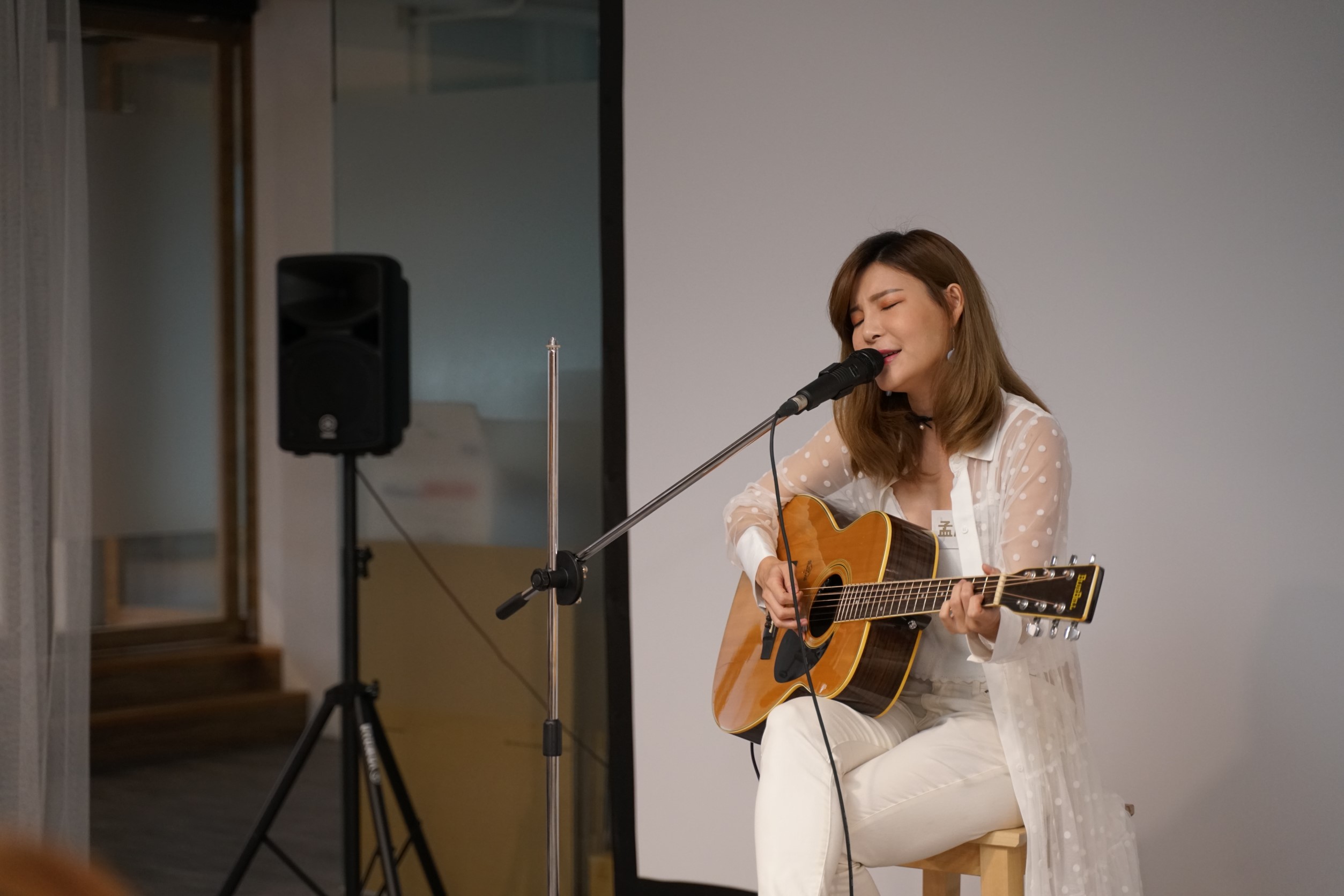 孟慶而在活動上自彈自唱，獻唱〈You & Me〉等曲。（阿奇米雅提供）