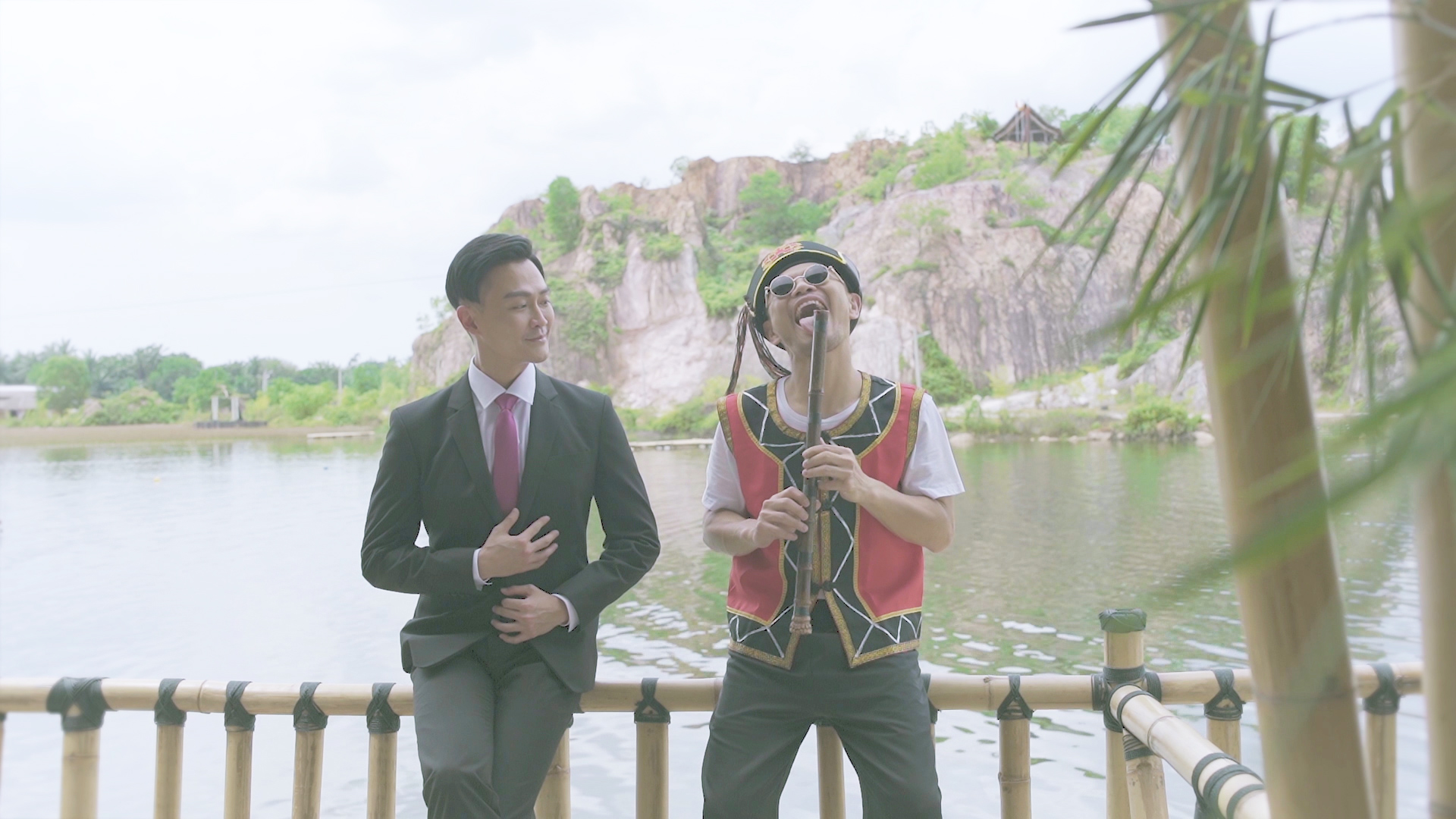 黃明志與林俊逸合作,表情逗趣。(亞洲通文創提供)