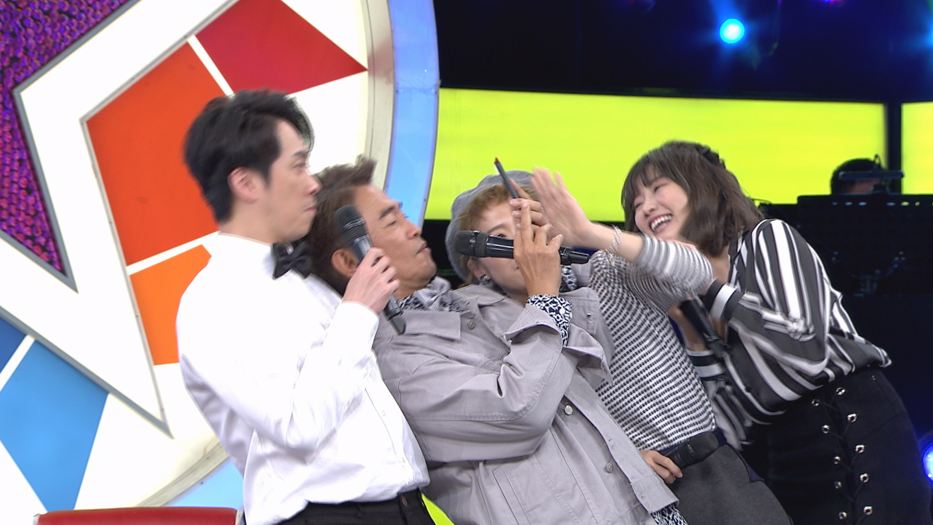 面對3位主持人,成語蕎急著要保護手機。(三立電視台提供)