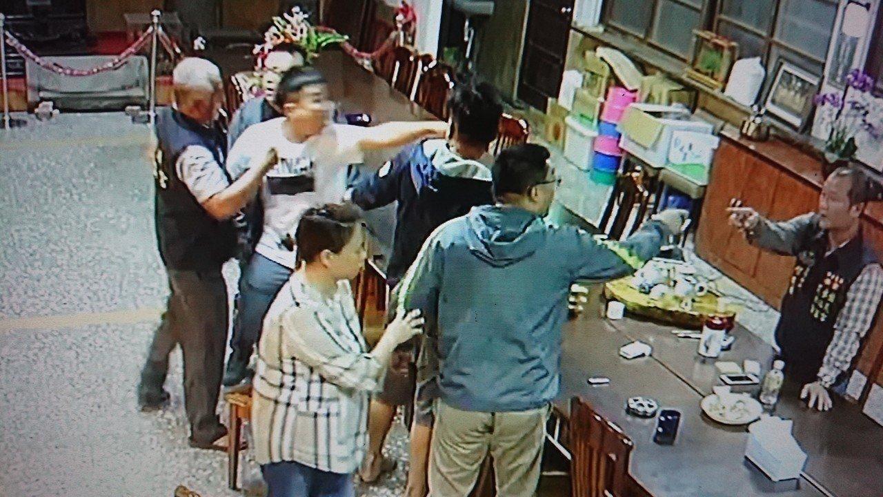 2名員警上前毆人，情況一發不可收拾。（翻攝畫面）
