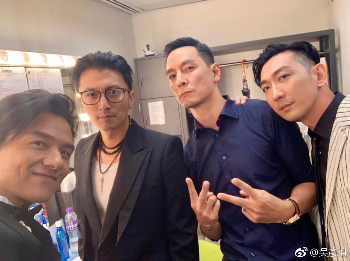 吳彥祖（右2）返港為香港電影金像獎頒獎，他當年與馮德倫、謝霆鋒、李璨琛合演的《特警新人類》一晃眼也已20年了。（翻攝自吳彥祖微博）