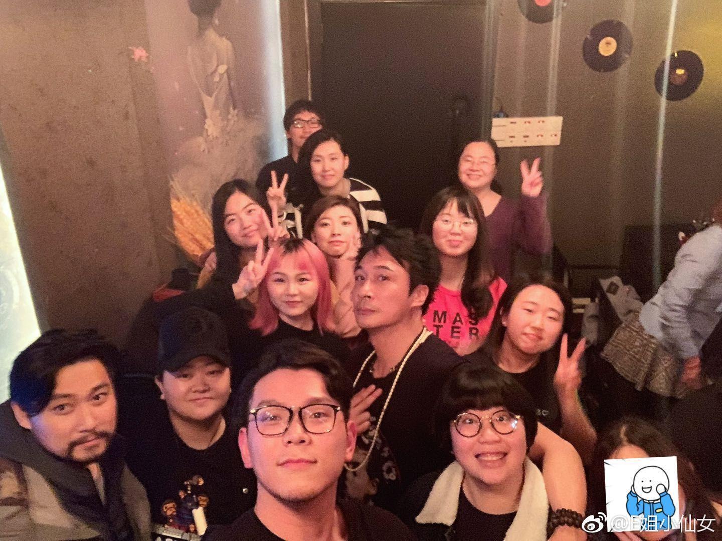 吳鎮宇在北京喝酒與團隊及友人喝酒唱K，不克出席頒獎，悲情的他今年仍然無法在影帝項目開胡。（翻攝自E姐小仙女微博）