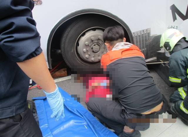 老婦遭公車捲入輪下，雙腿遭輾斷。（翻攝畫面）