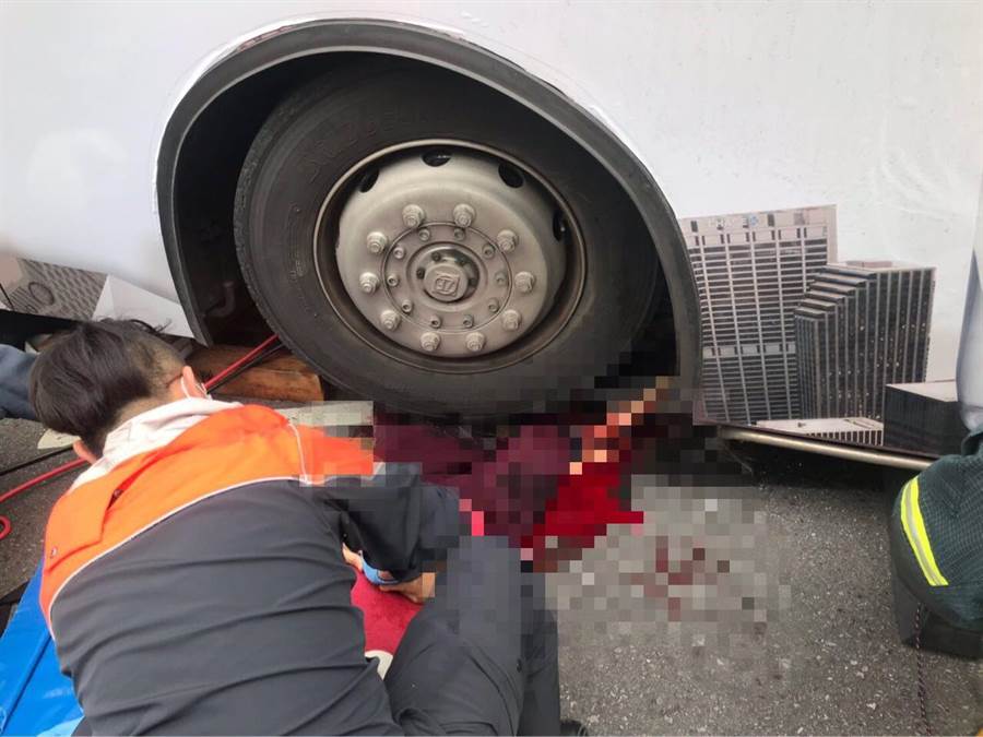 車禍現場血肉模糊，相當驚悚。（翻攝畫面）