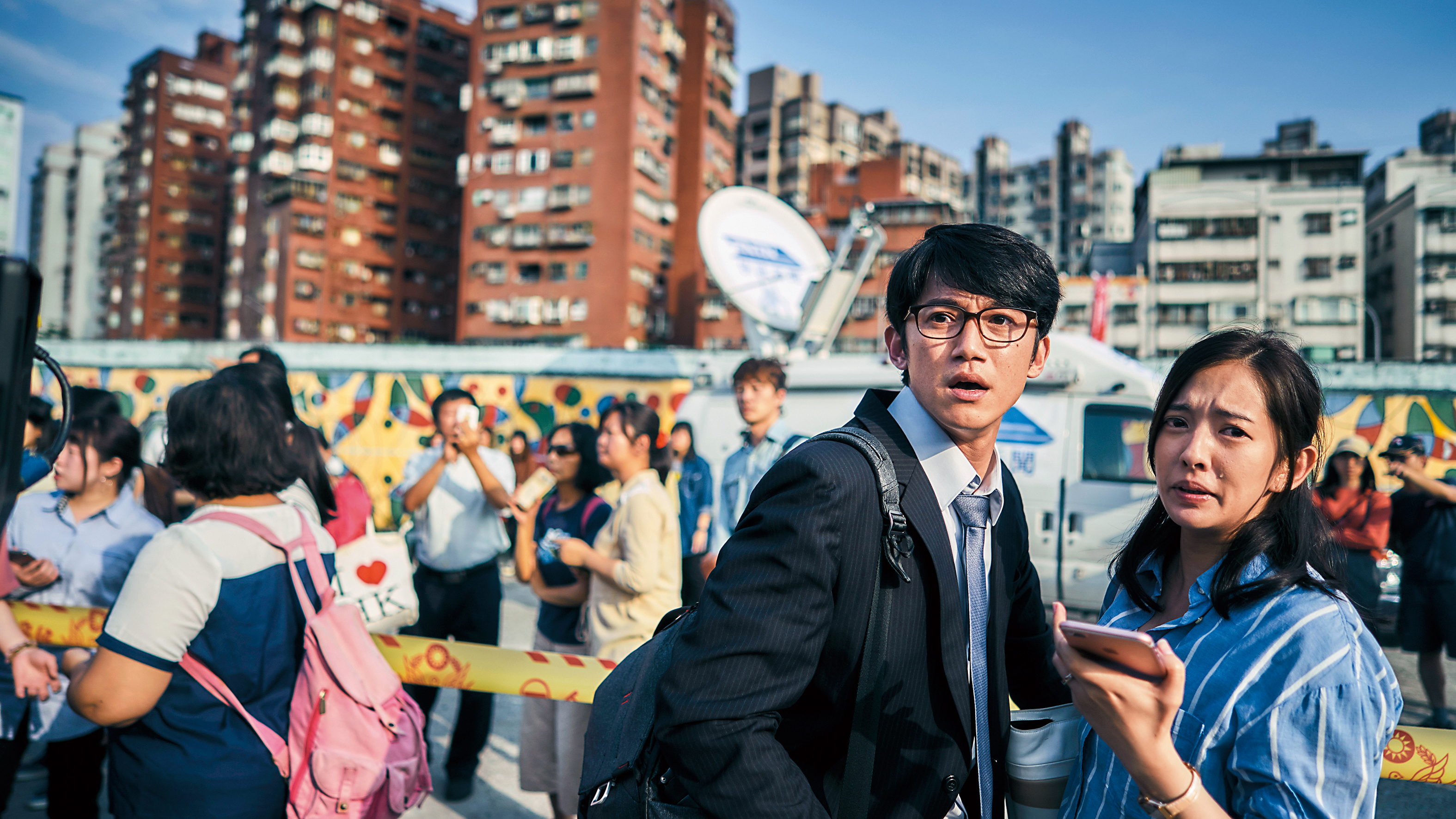 《我們與惡的距離》最高收視逼近2%再創佳績,吳慷仁(左)飾演的法扶律師備受注目。右為周采詩。(公視提供)