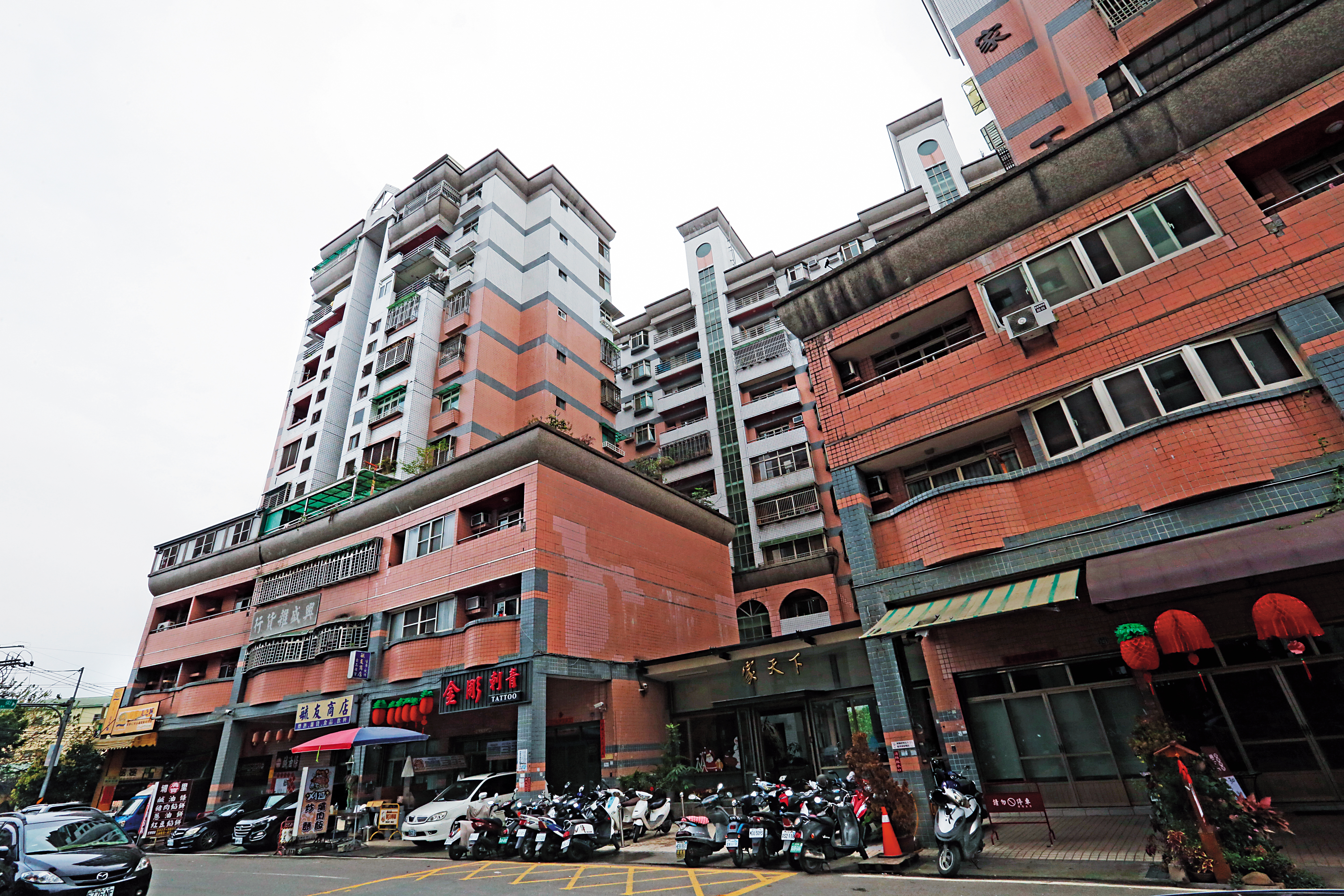 李明哲曾在小玉家公寓欲跳樓自殺,附近鄰居都知道這個人。
