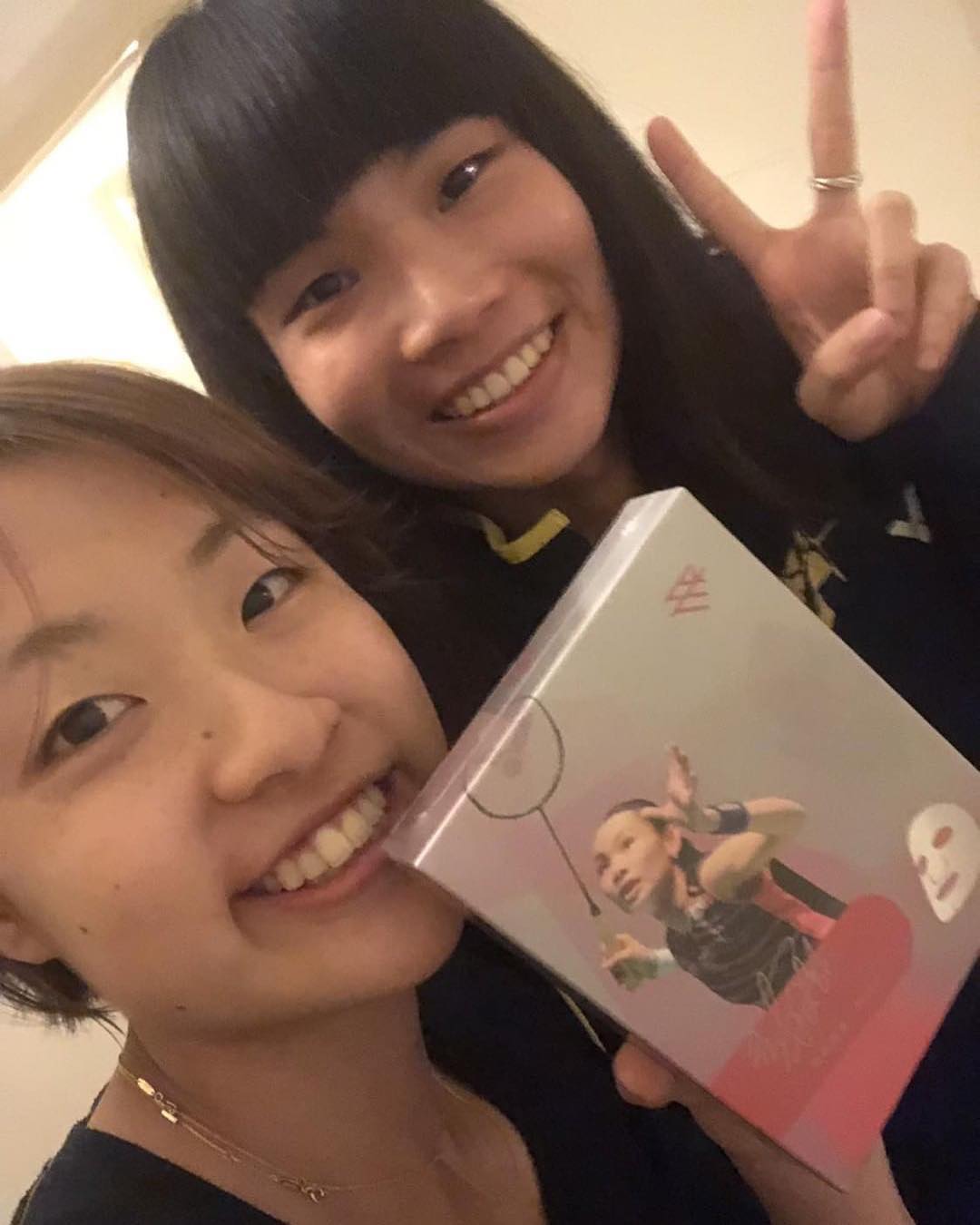 少女小戴分享自己的面膜給好友奧原希望。(翻攝自戴資穎Instagram)