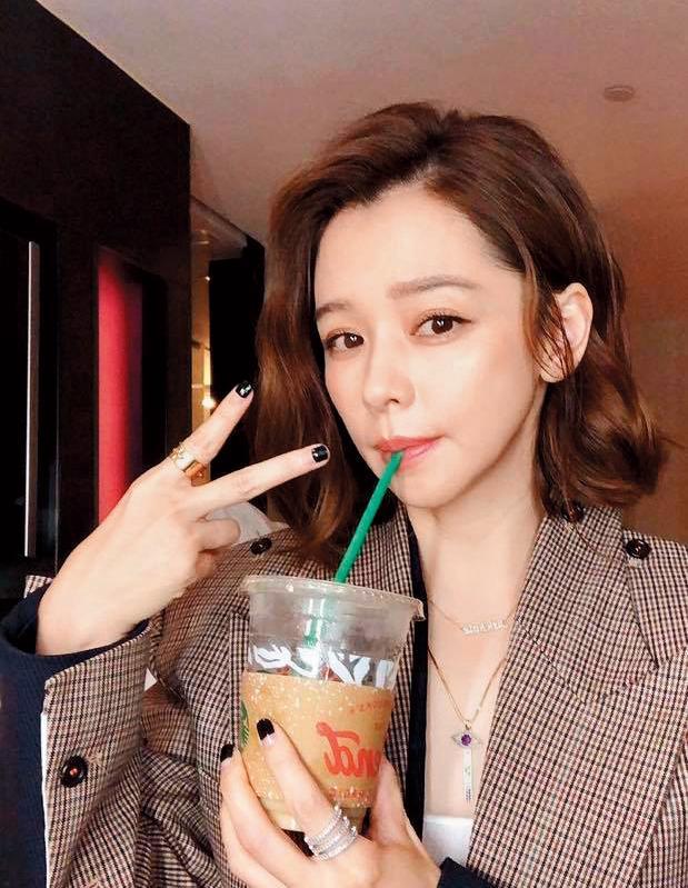 徐若瑄從女神變成媽媽，並老公與前妻的兩個女兒也相處不錯。（翻攝徐若瑄臉書）