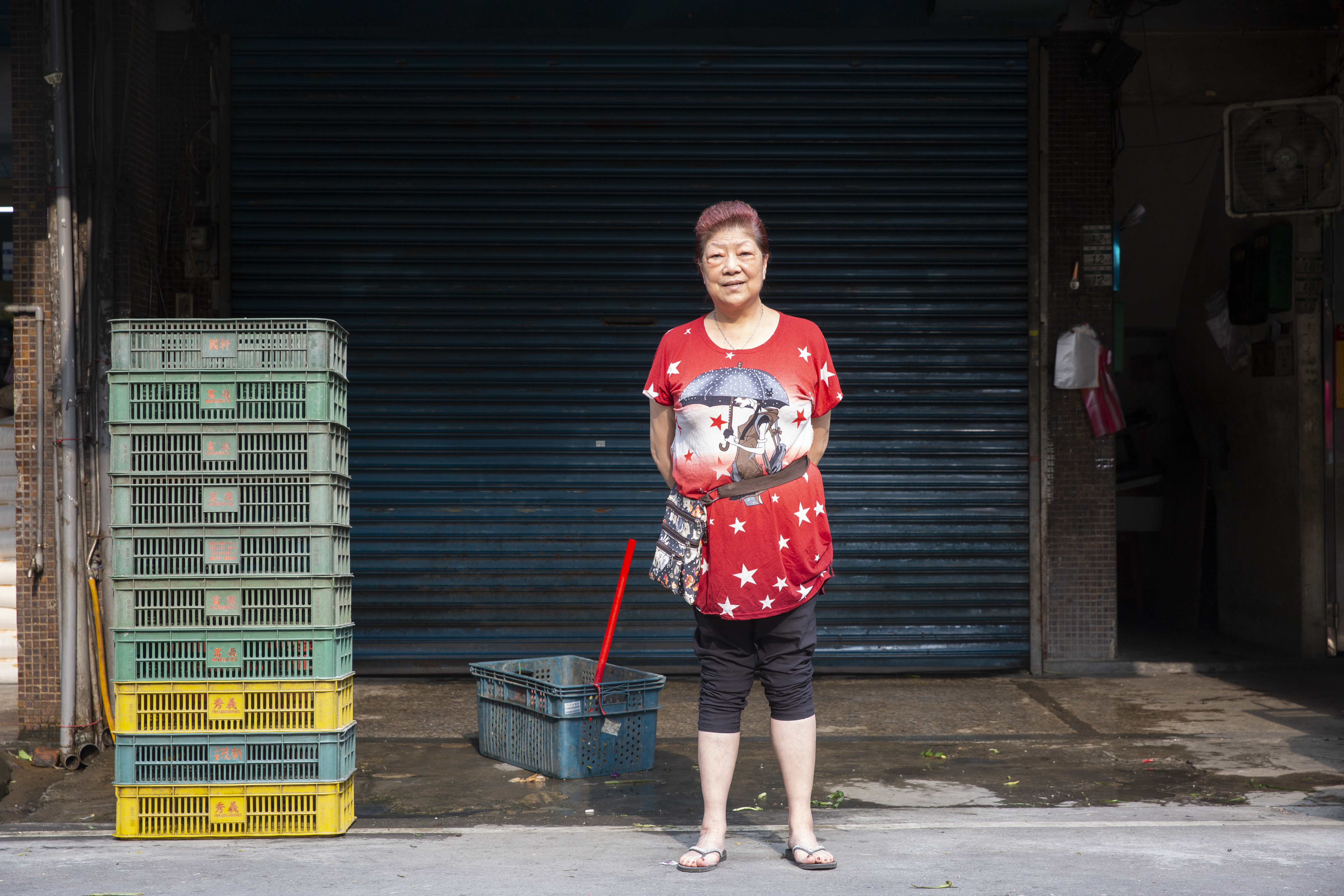 在菜市場賣菜的蘇綉雲，曾經在北投唱那卡西超過10年，雖小學只念3天，但精通中、台、日語歌曲超過200首。