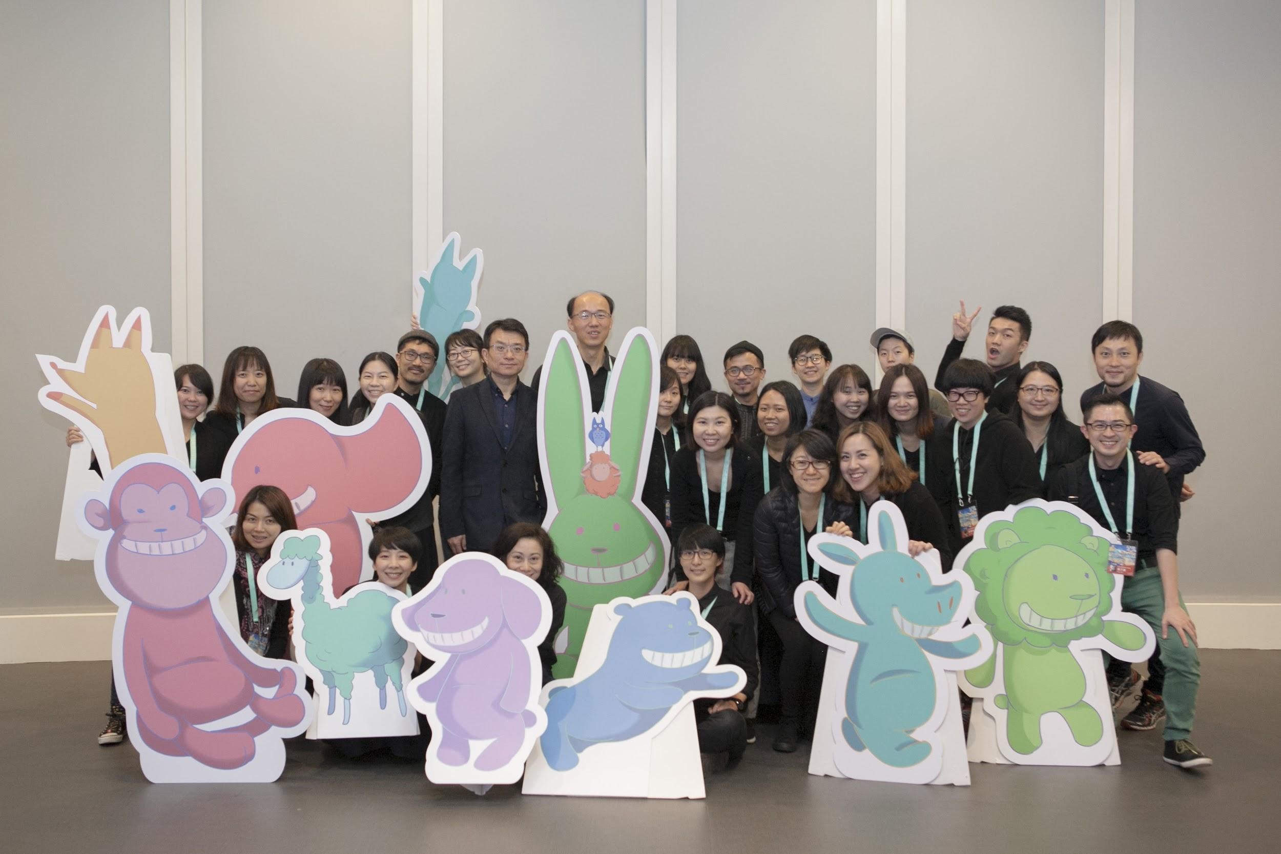 聞天祥(後排左7)領軍下,金馬工作人員開心動員投入奇幻影展。(金馬執委會提供)