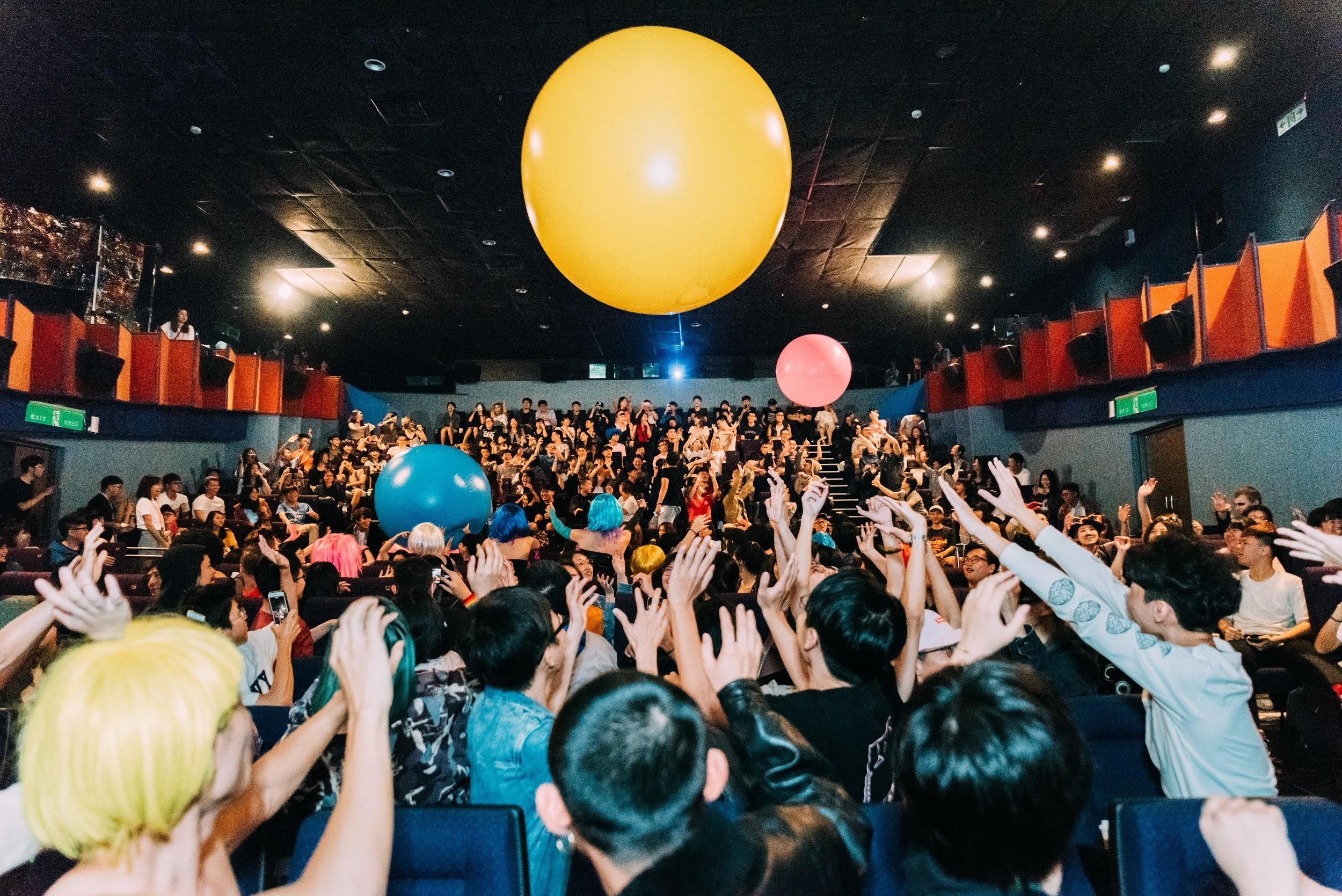 《洛基恐怖秀》特有的滾大球形式暖場,成為放映活動儀式的一部分。(金馬執委會提供)