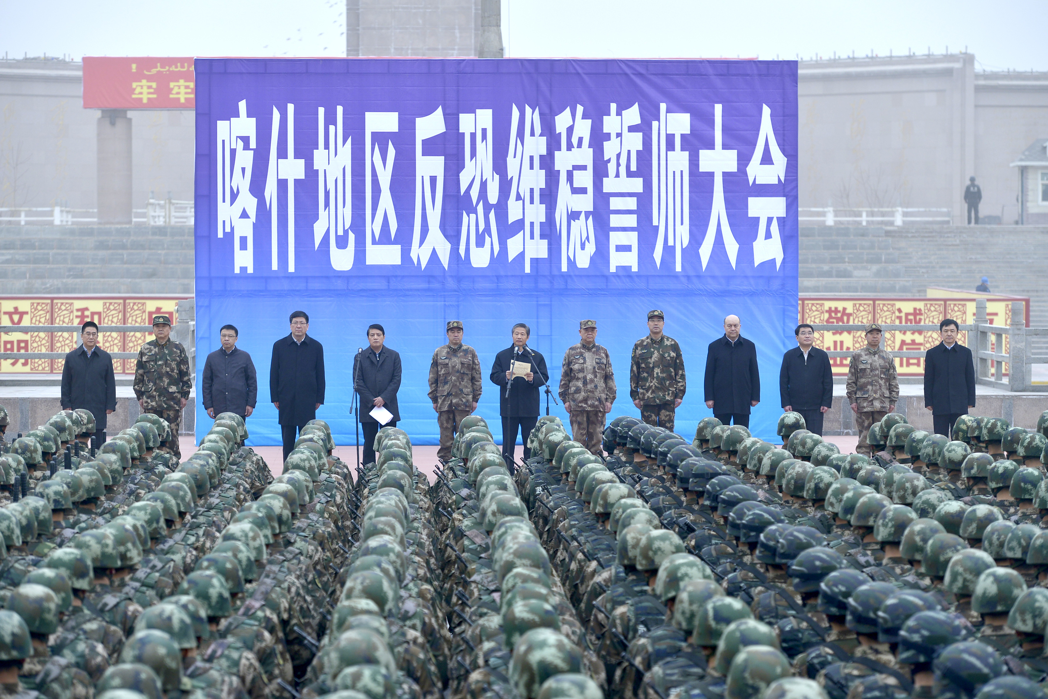 2017年2月17日，新疆喀什舉行「反恐維穩誓師大會」，上千軍警與民兵集結待命。（東方IC）