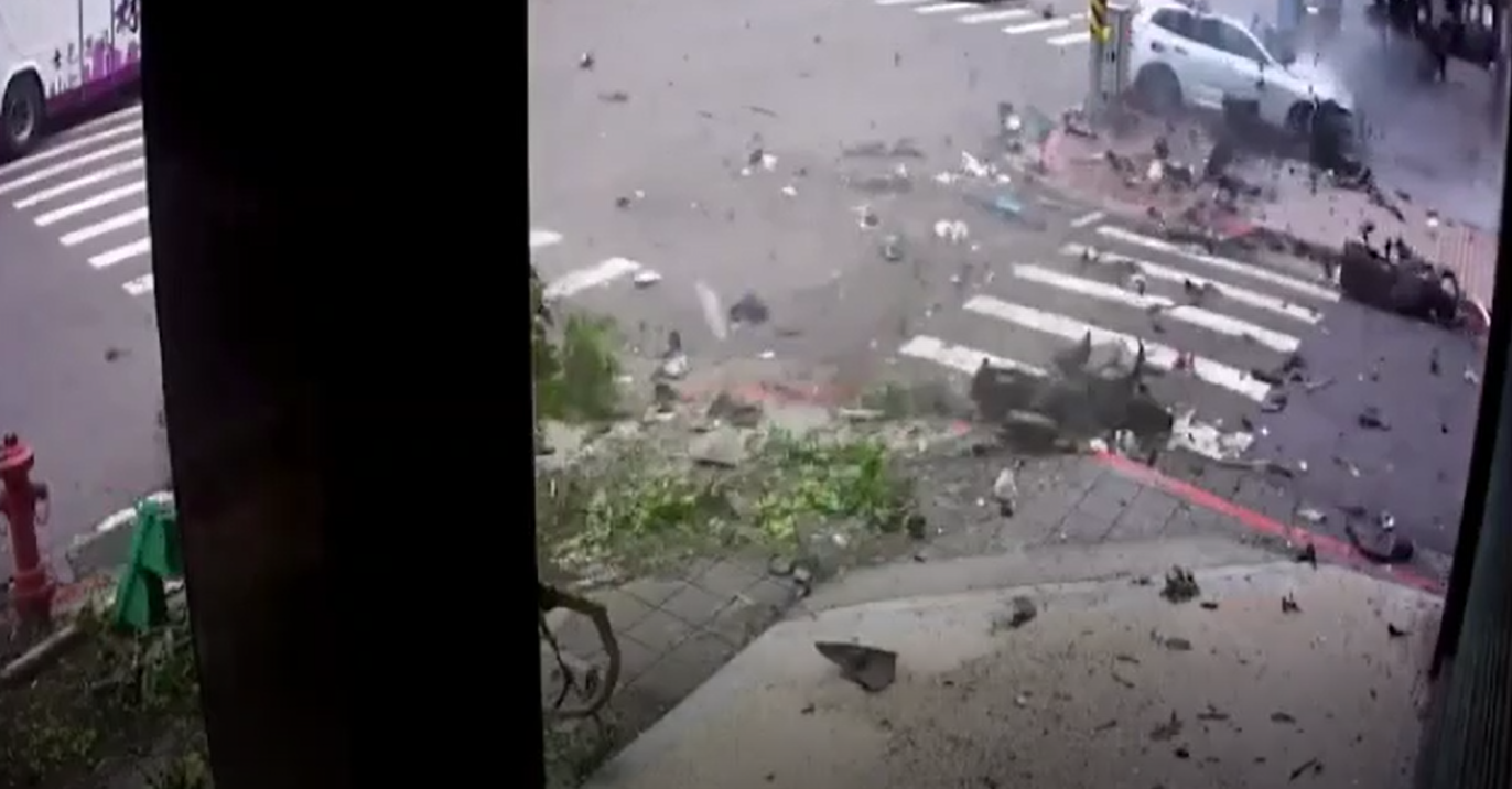 休旅車直到撞到對向建築物牆壁後才停下，場面驚悚。（翻攝畫面）