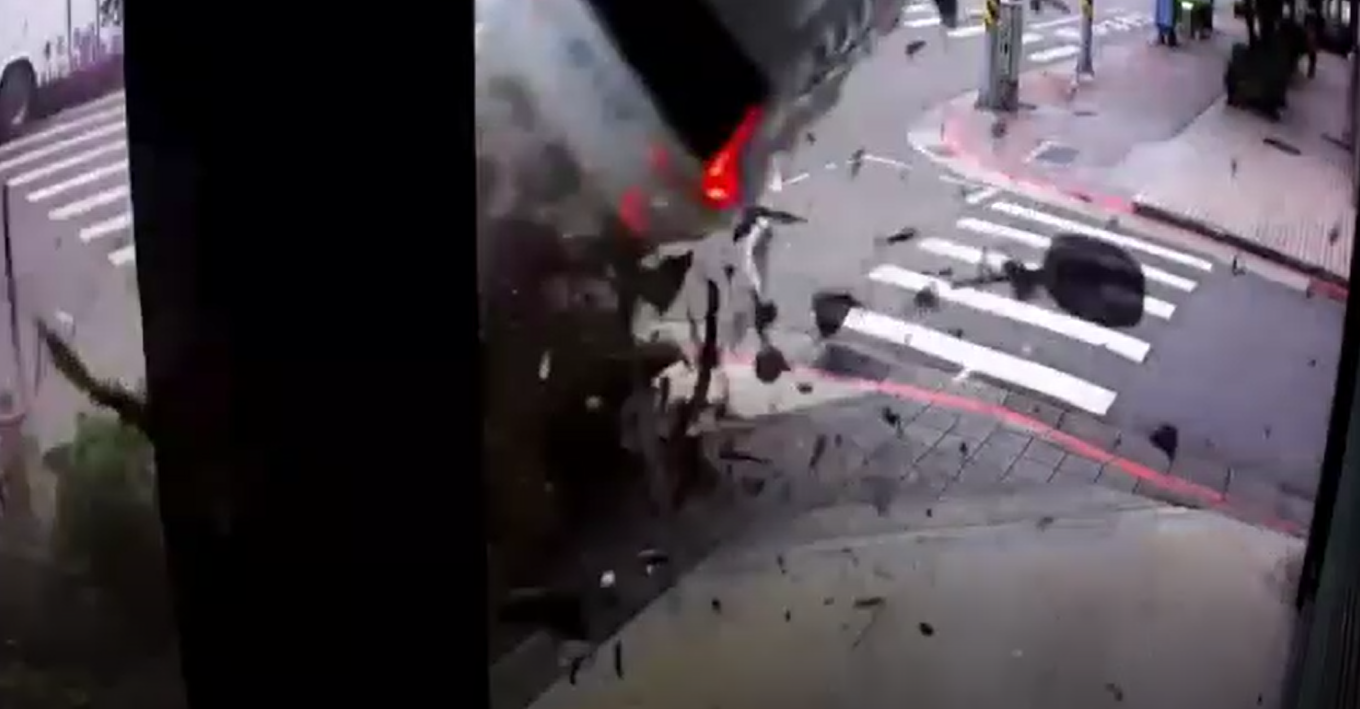 休旅車撞擊一瞬間,彈飛將近一樓高。(翻攝畫面)