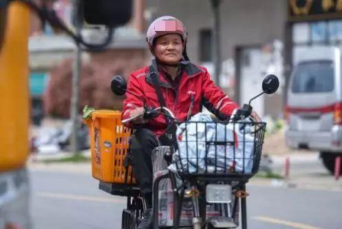 中國一名快遞員被發現原來是個千萬富翁。（翻攝自秦楚網）