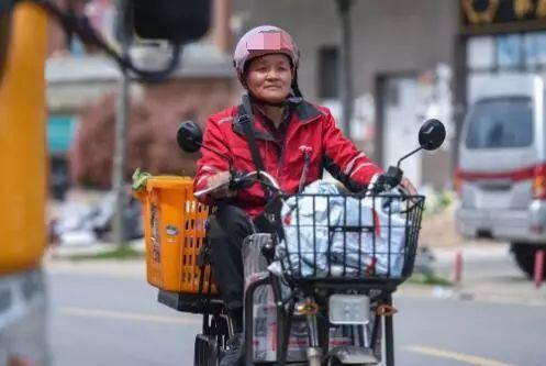 中國一名快遞員被發現原來是個千萬富翁。（翻攝自秦楚網）