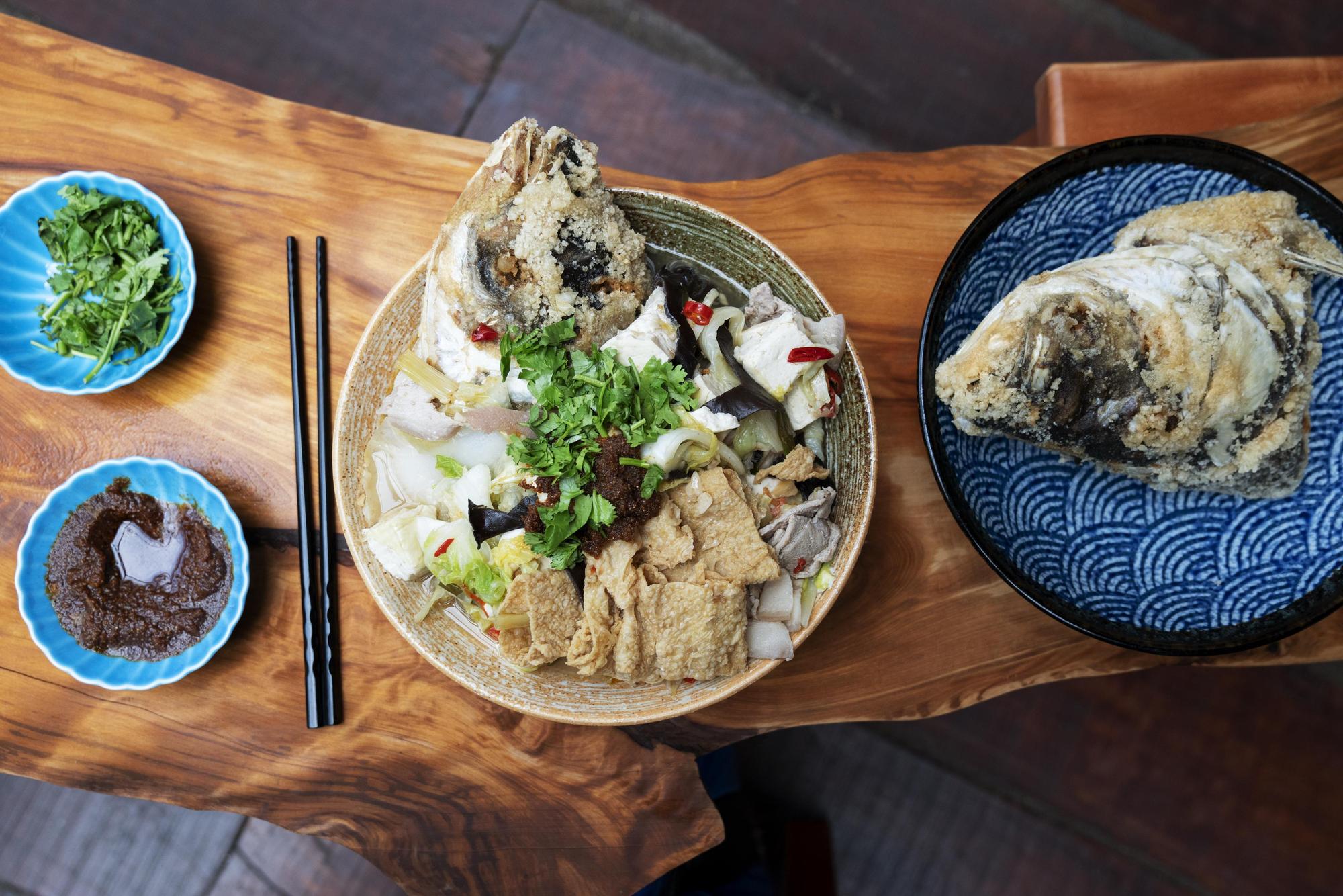 已經有60年歷史的嘉義林聰明沙鍋魚頭，搭配白菜、黑木耳、豆腐、豆皮一起烹煮，已經是當地大受歡迎的排隊名店。（Netflix提供）