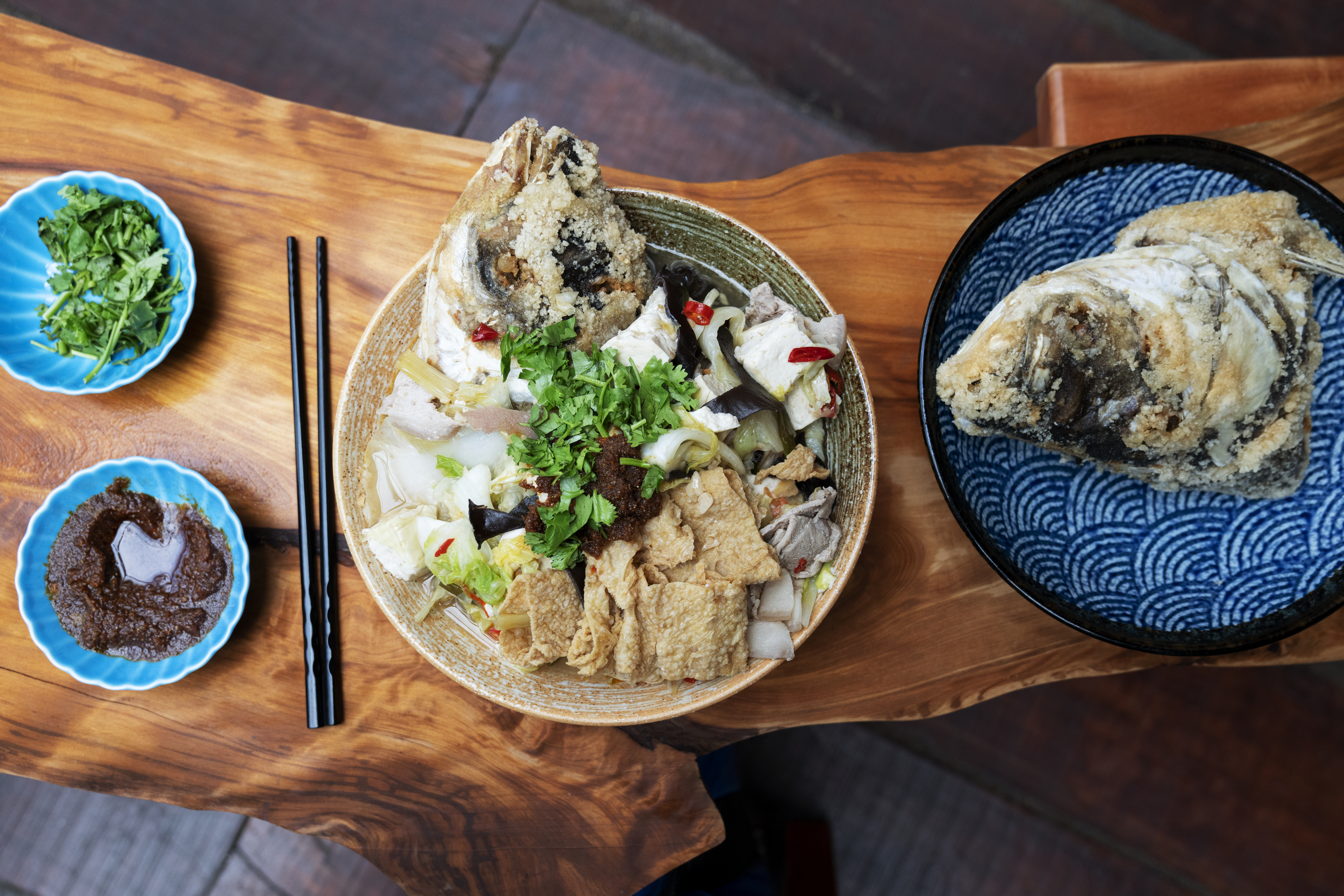 已經有60年歷史的嘉義林聰明沙鍋魚頭,搭配白菜、黑木耳、豆腐、豆皮一起烹煮,已經是當地大受歡迎的排隊名店。(Netflix提供)