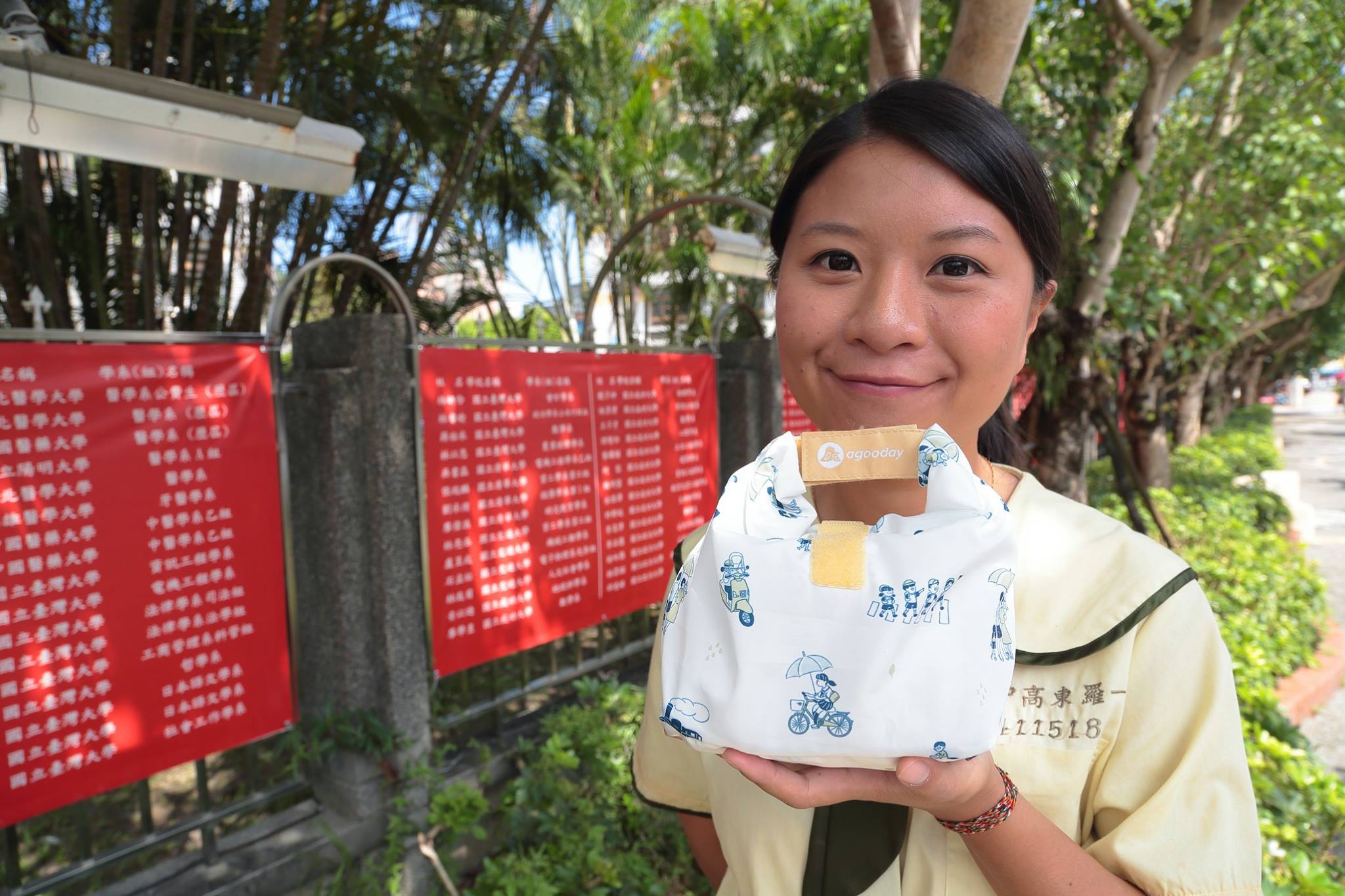 宜蘭縣前議員薛呈懿去年參選羅東鎮長時穿上高中制服，模樣清秀可愛。（翻攝自薛呈懿粉絲專頁）