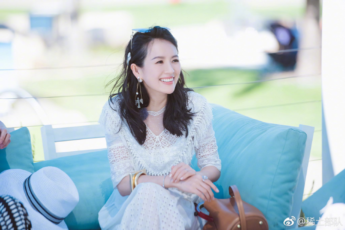 章子怡對老公汪峰和前妻所生的女兒小蘋果視如己出。（翻攝章子怡微博）