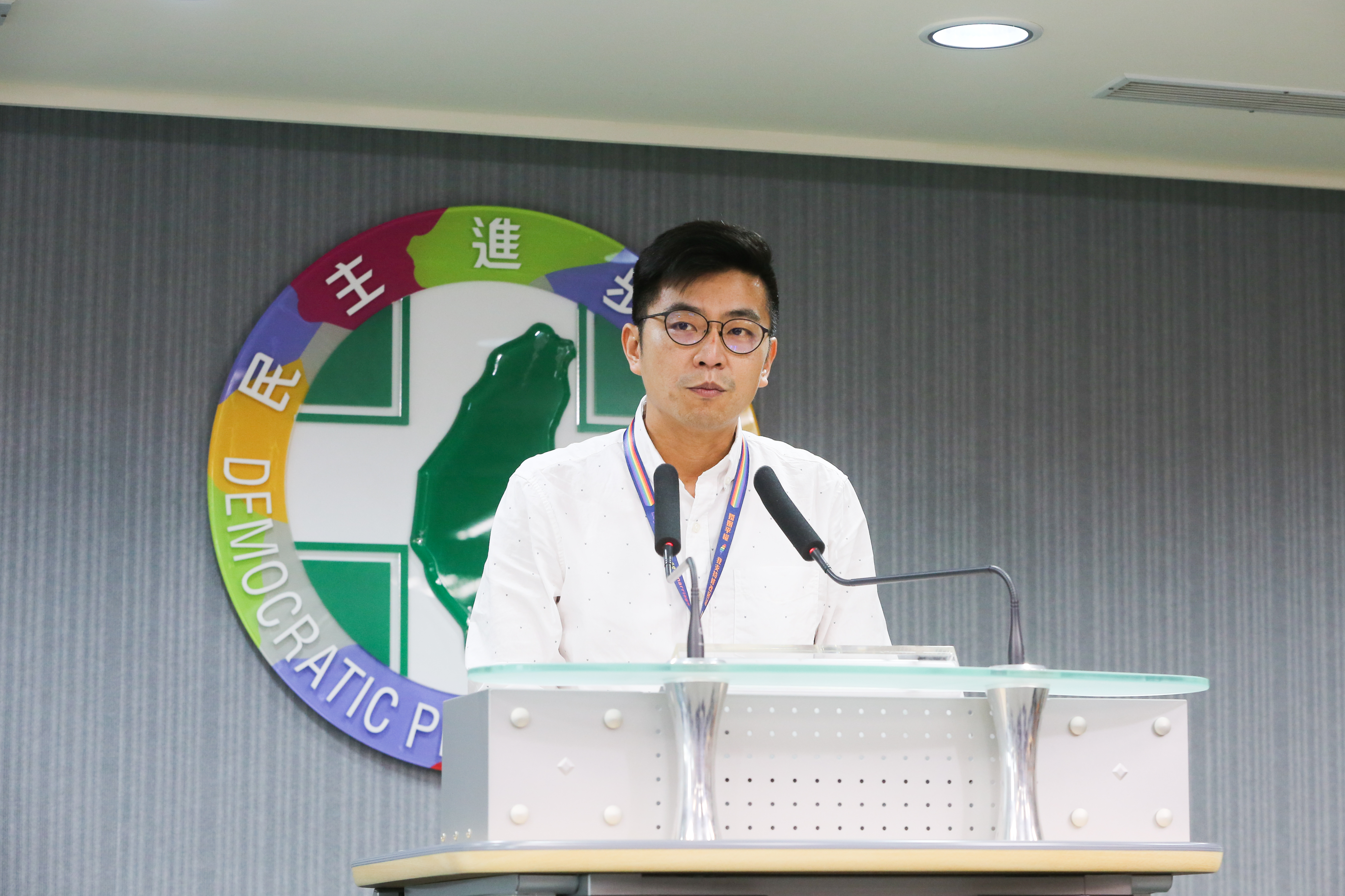 高雄市長韓國瑜批前三任台大法律畢業總統搞殘台灣經濟，民進黨中央黨部今舉出各種數據回覆，韓只說對三分之一，且是馬英九的傾中政策害的。