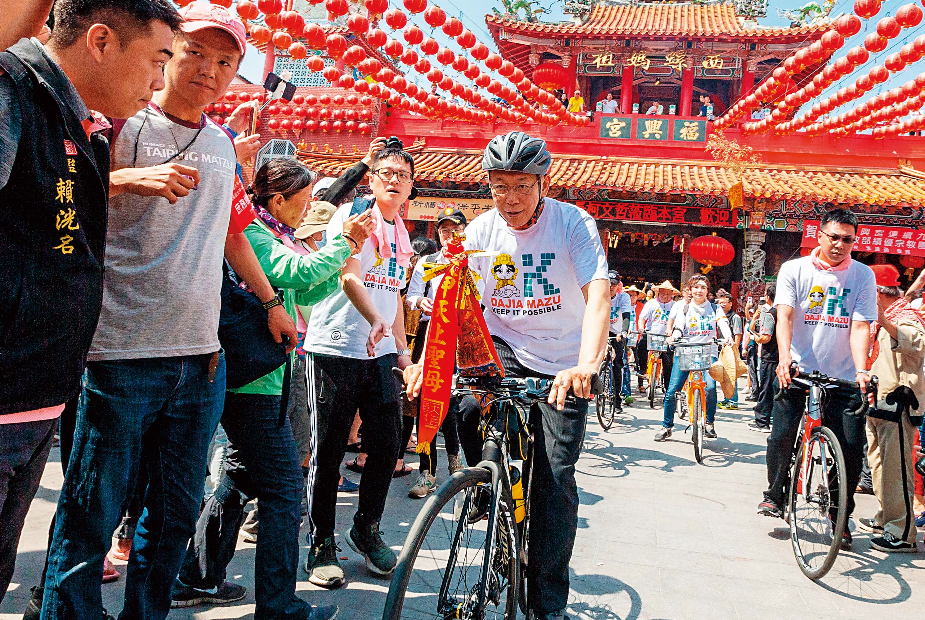 柯P趁大甲媽祖遶境串聯柯粉強化陸軍，民調「關鍵5％」的差距將是柯參選總統與否的重要依據。（柯粉俱樂部臉書提供）