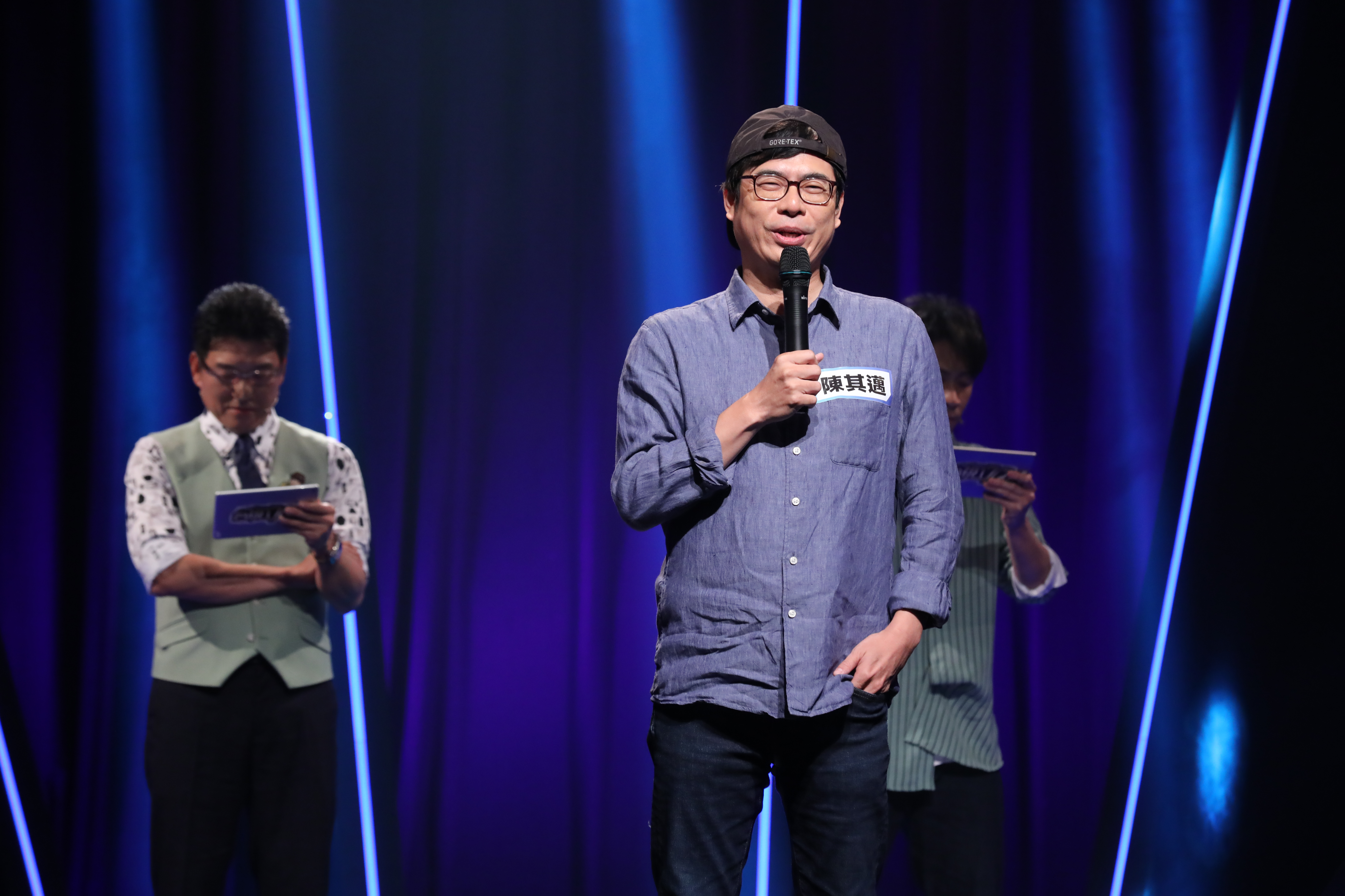 陳其邁上益智節目，不忘虧一下韓國瑜。（台視17Q提供）